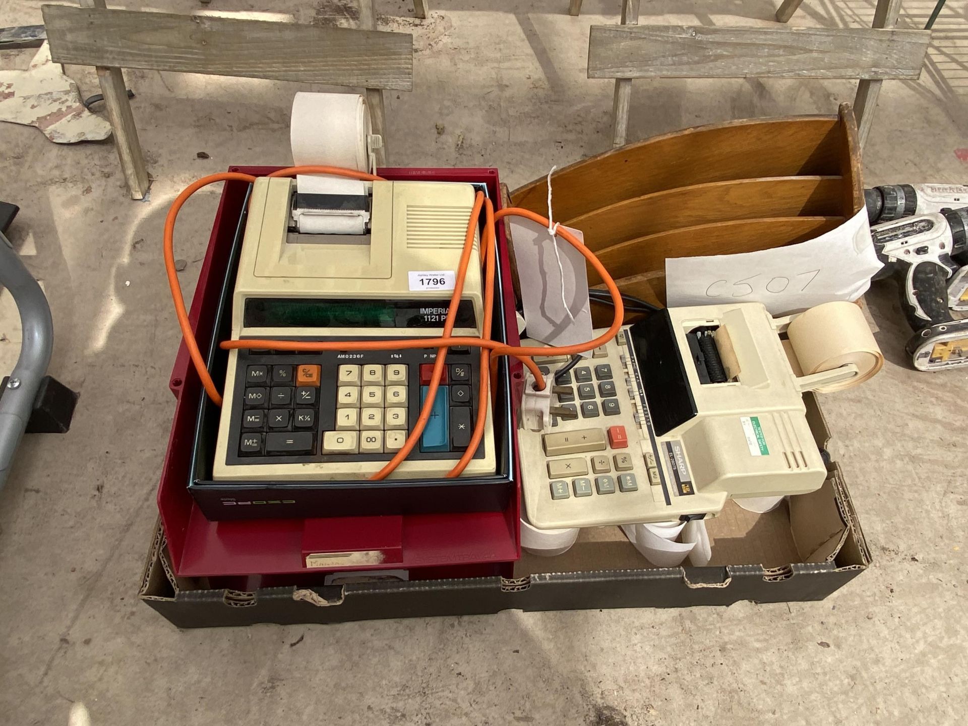 AN ASSORTMENT OF OFFICE ITEMS TO INCLUDE CALCULATOR PRINTING MACHINES ETC