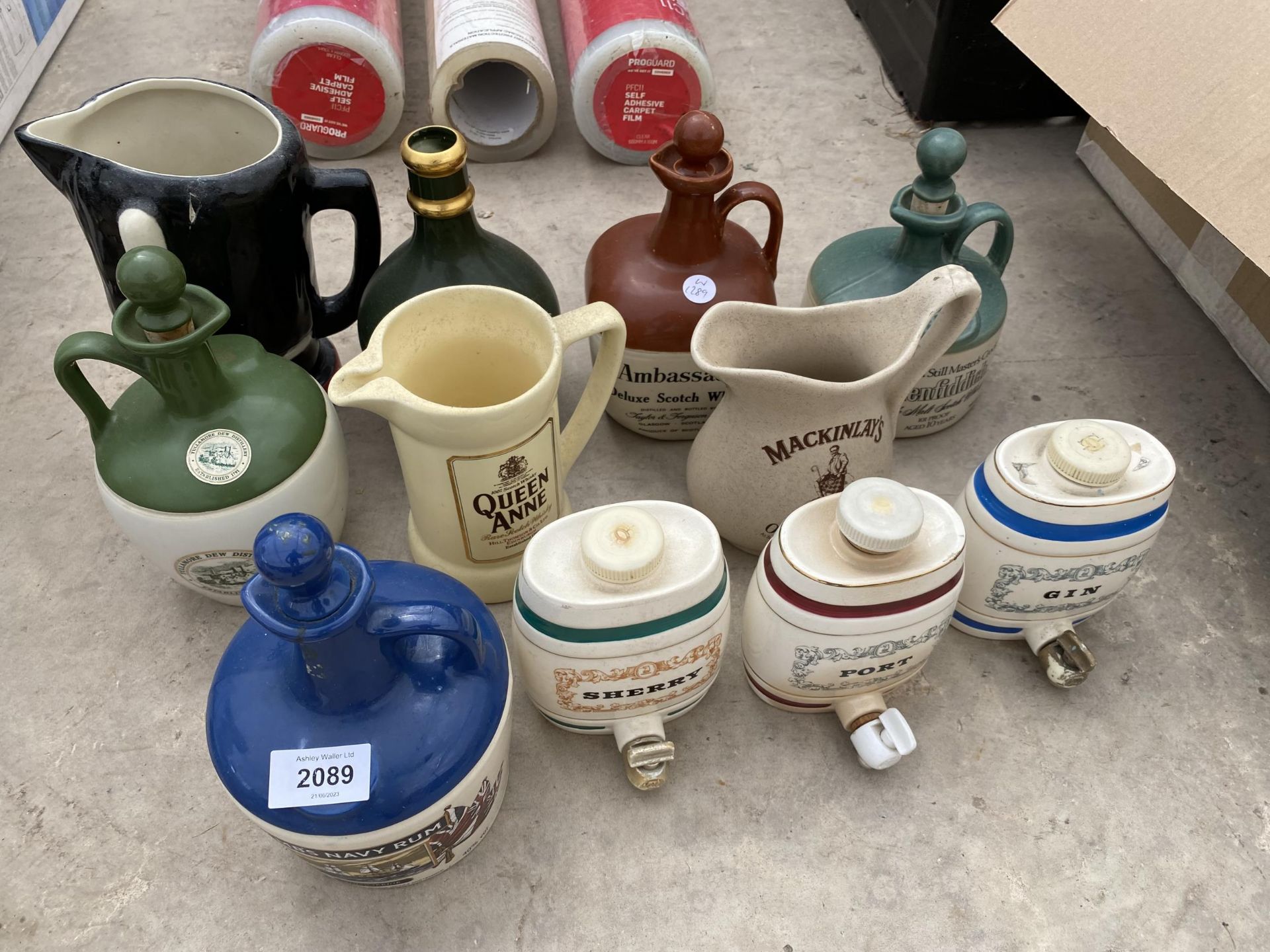 AN ASSORTMENT OF BREWERY ITEMS TO INCLUDE JUGS AND BOTTLES ETC