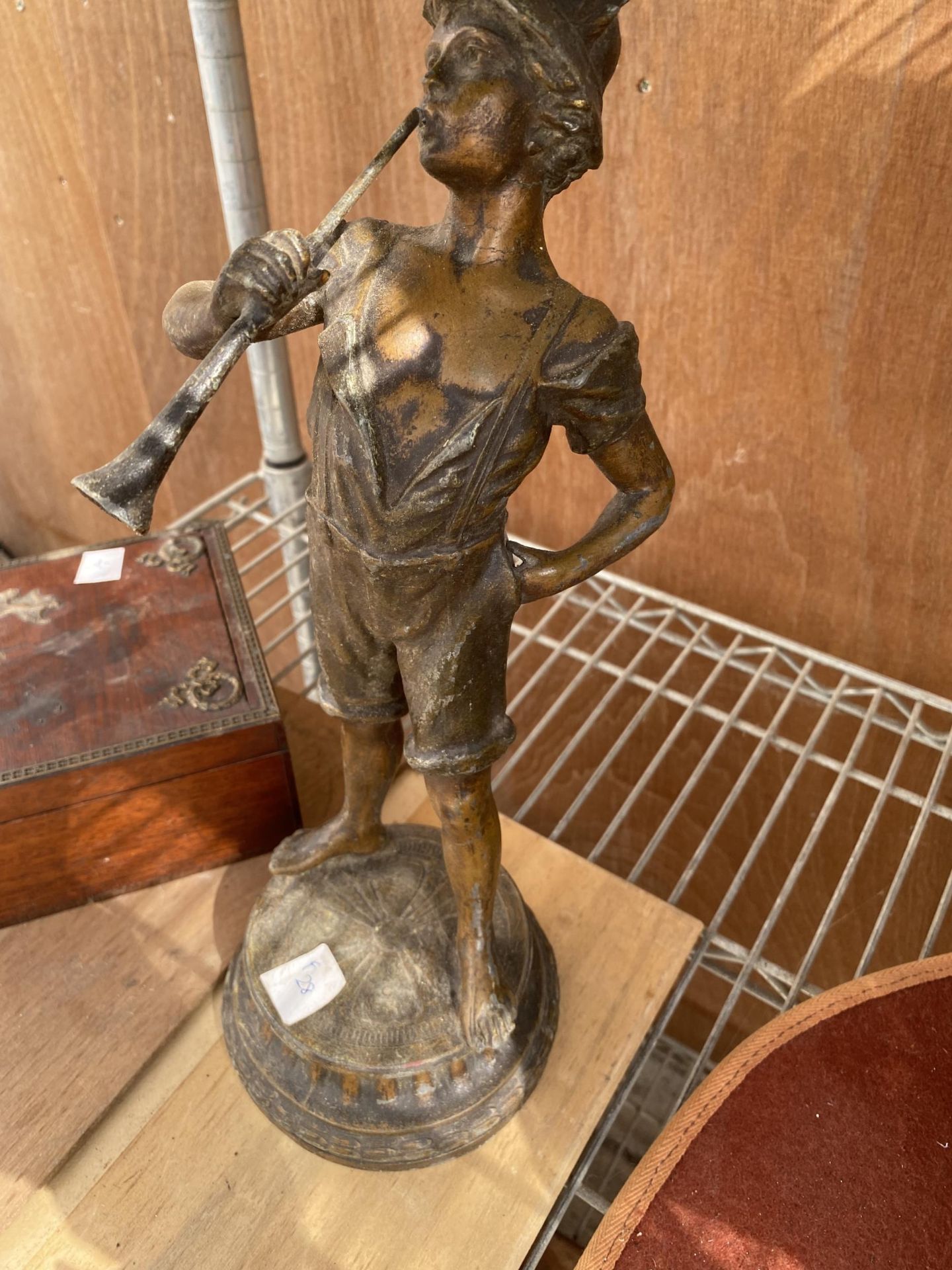 A VINTAGE WOODEN BOX AND A BRASS FIGURE OF A BOY - Image 3 of 3