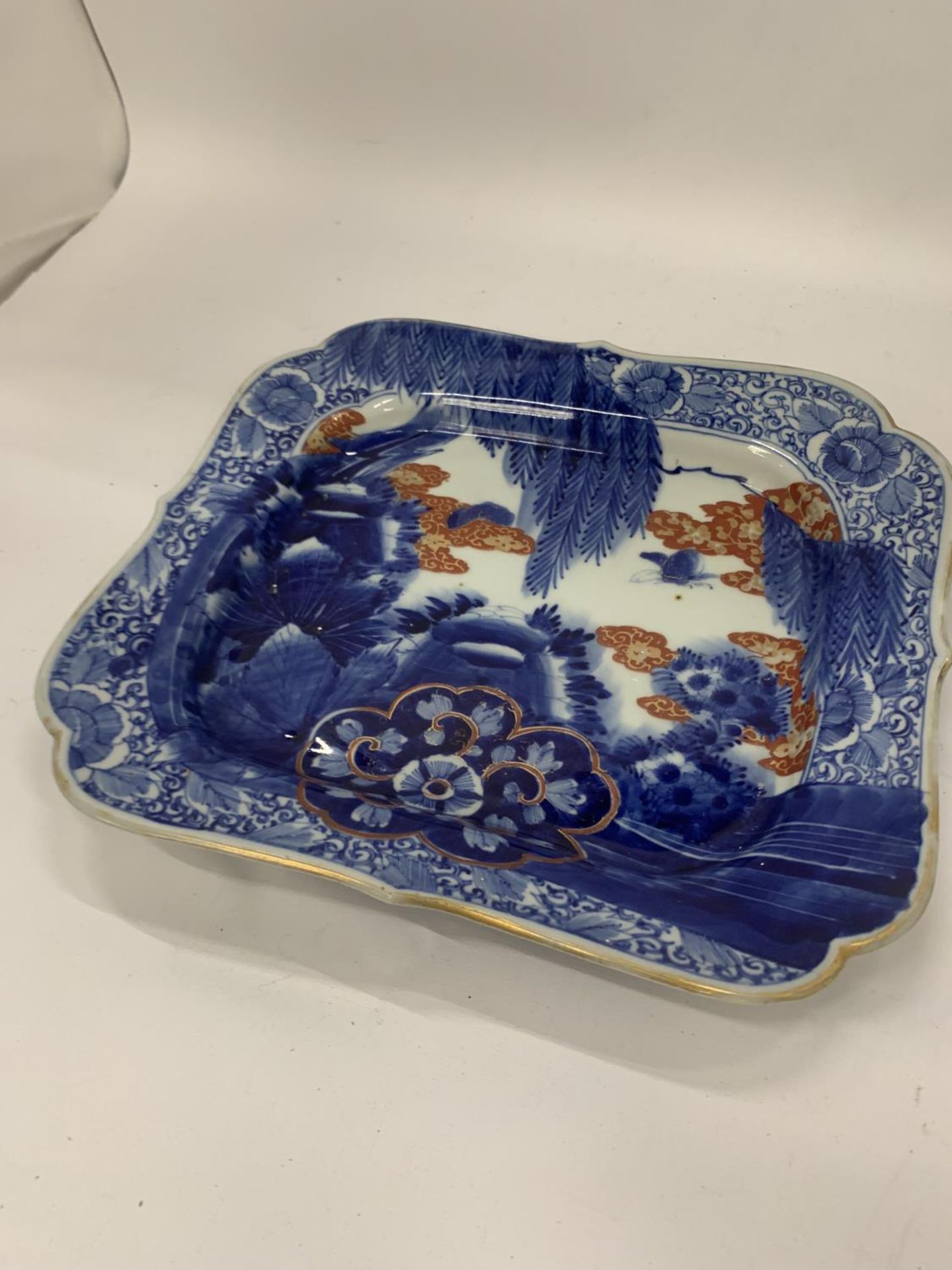 A BLUE AND WHITE SQUARE ORIENTAL DISH, SIGNED TO THE BASE