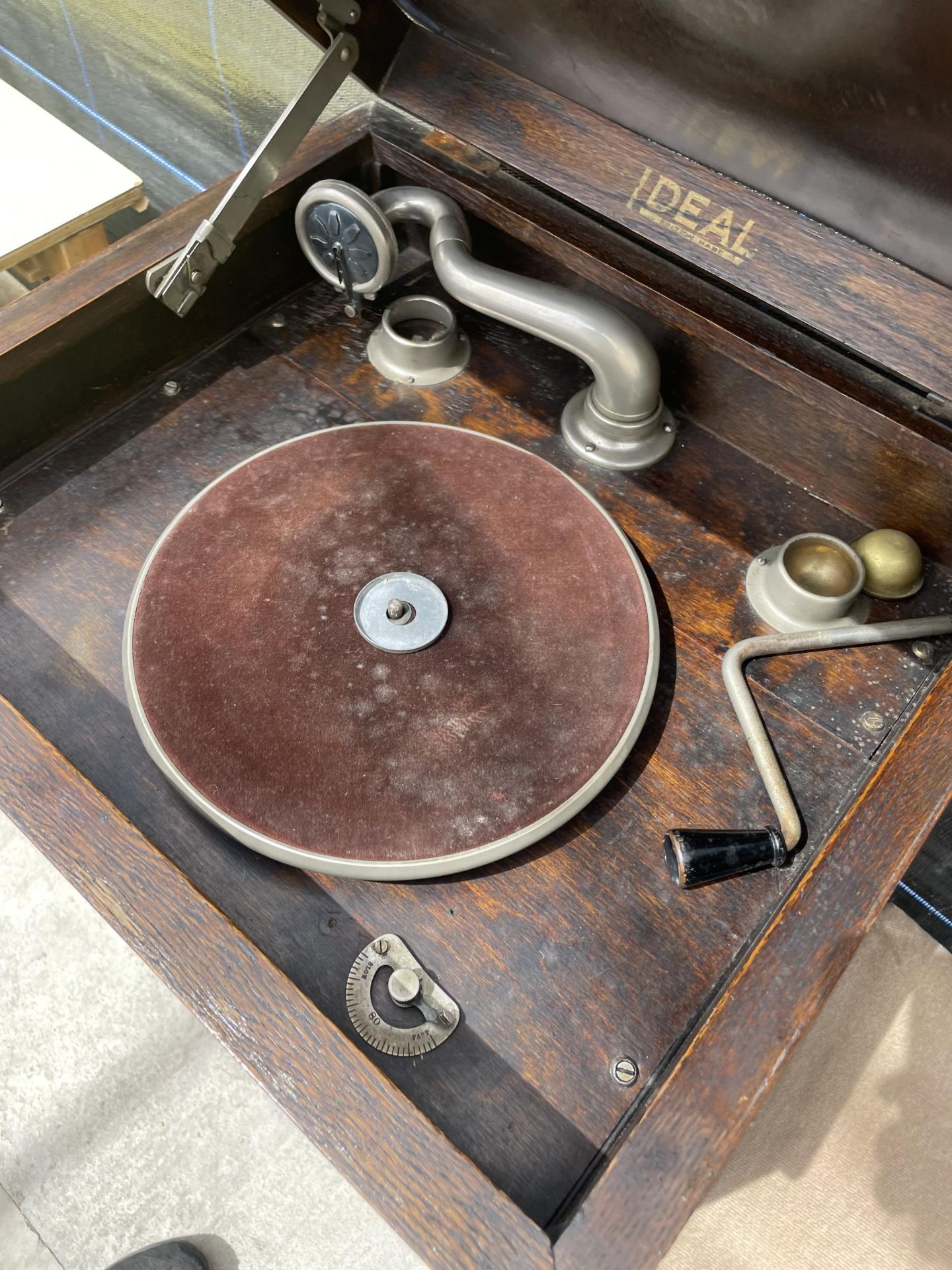 AN EARLY 20TH CENTURY 'IDEAL' WIND-UP GRAMOPHONE IN OAK CABINET - Image 2 of 3