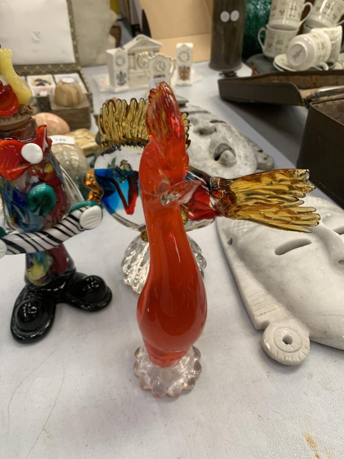 THREE MURANO GLASS FIGURES TO INCLUDE A CLOWN, FISH AND A COCKEREL - Bild 2 aus 5