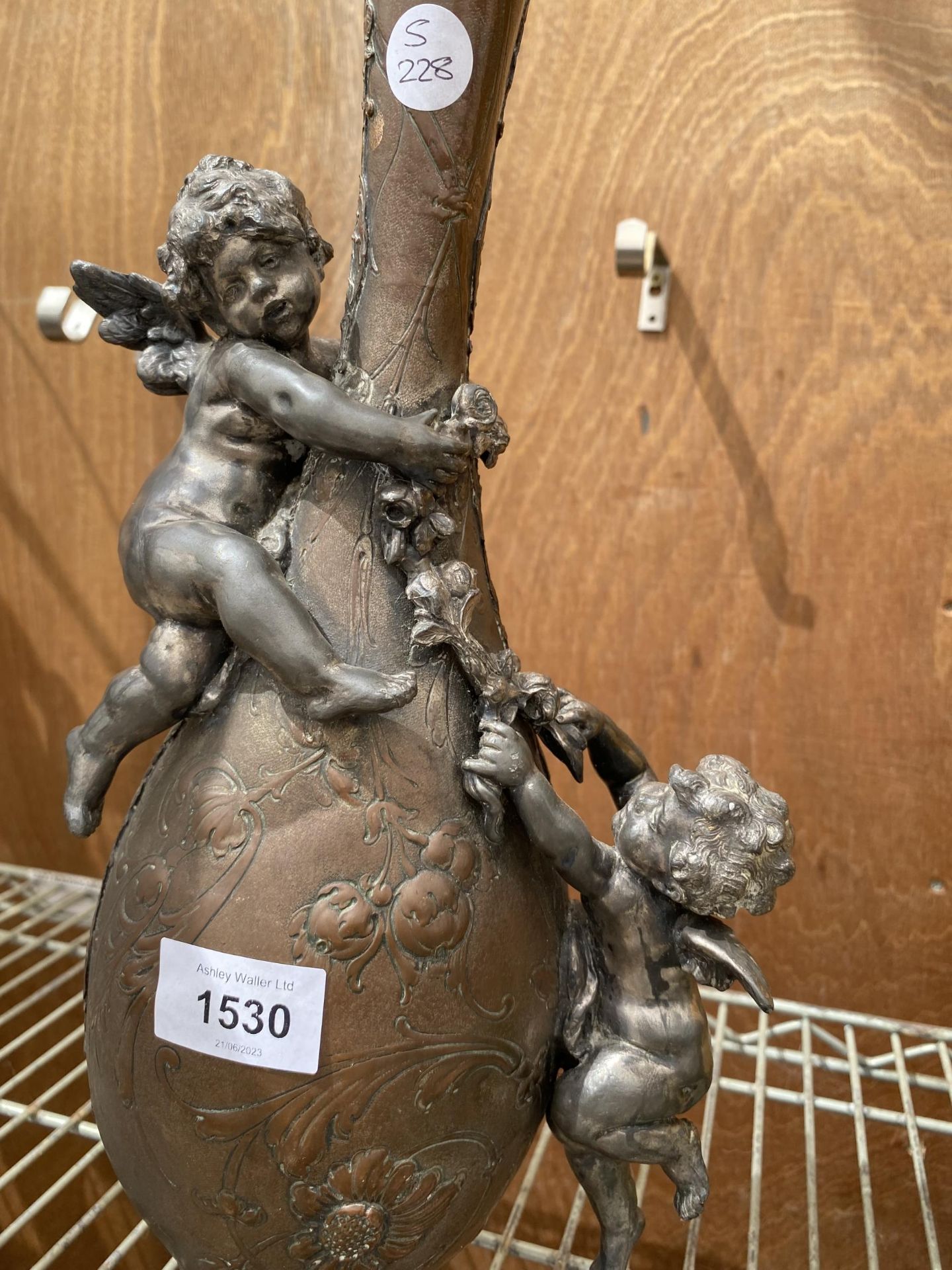 A SILVER PLATED CHERUB DESING VASE - Image 3 of 3