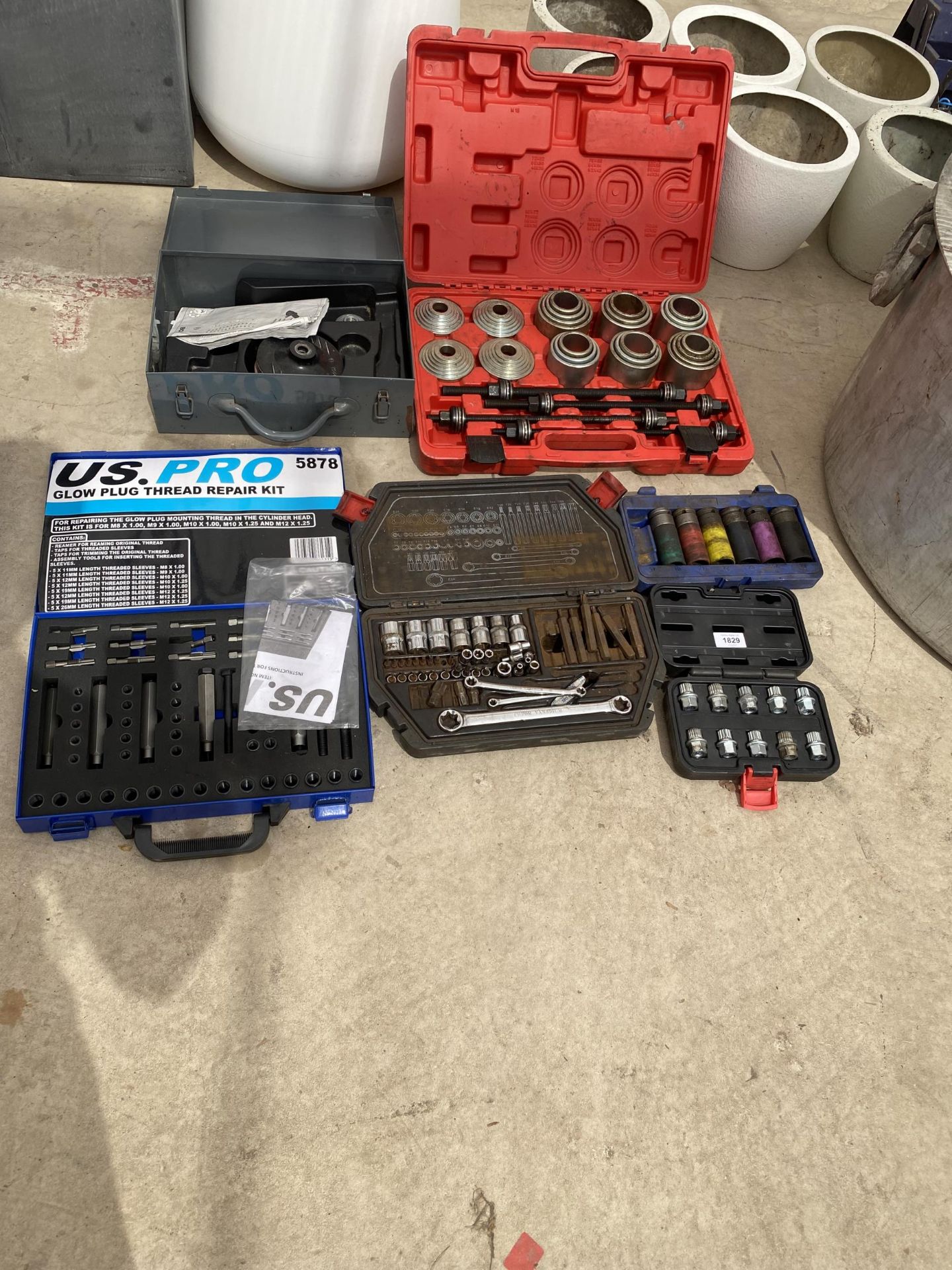 AN ASSORTMENT OF TOOLS TO INCLUDE A BEARING PULLER KIT AND SOCKETS ETC