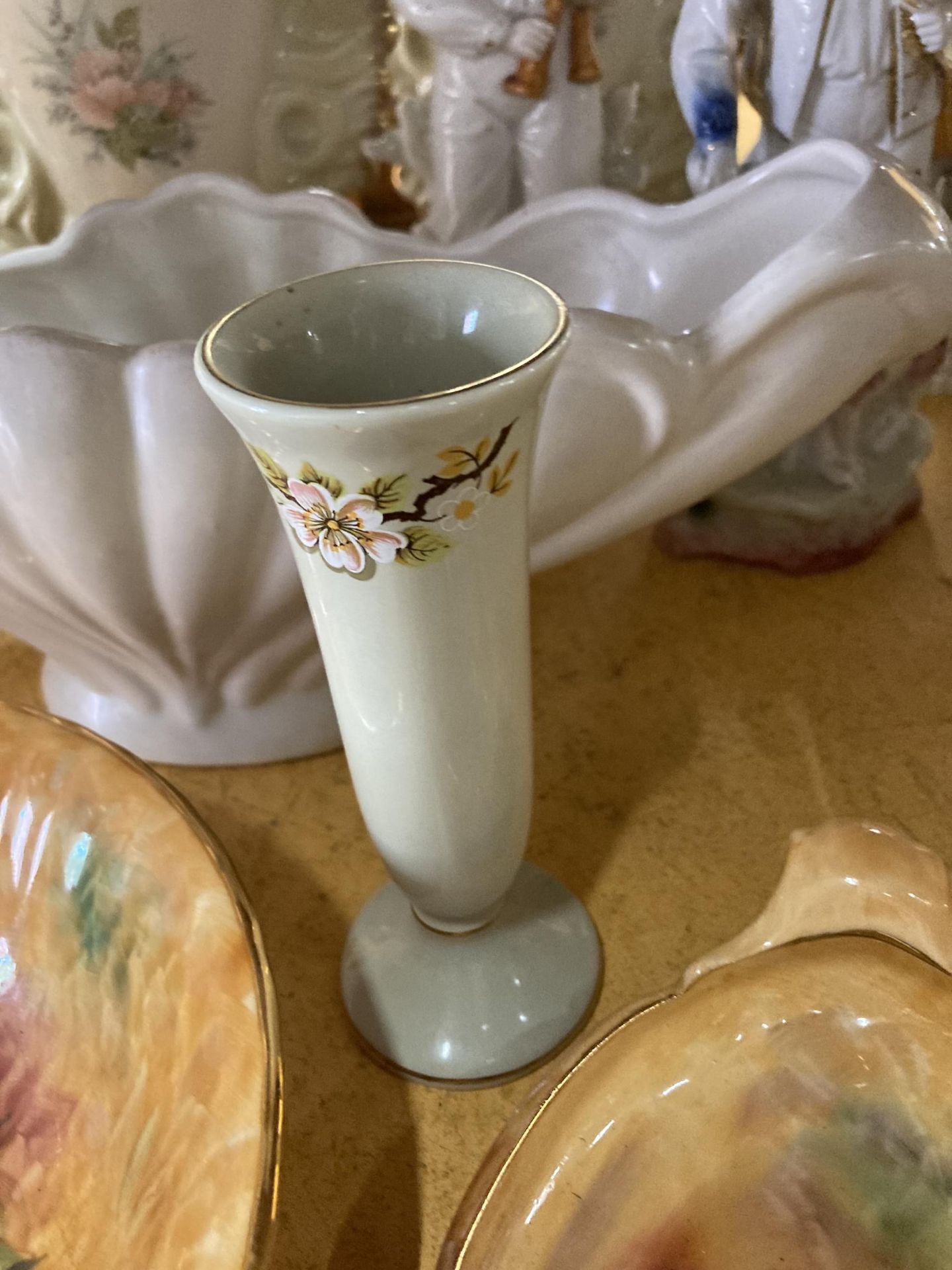 A LARGE QUANTITY OF VINTAGE CERAMIC ITEMS TO INCLUDE VASES, A PLANTER BOWLS, FIGURES, ETC - Image 3 of 5