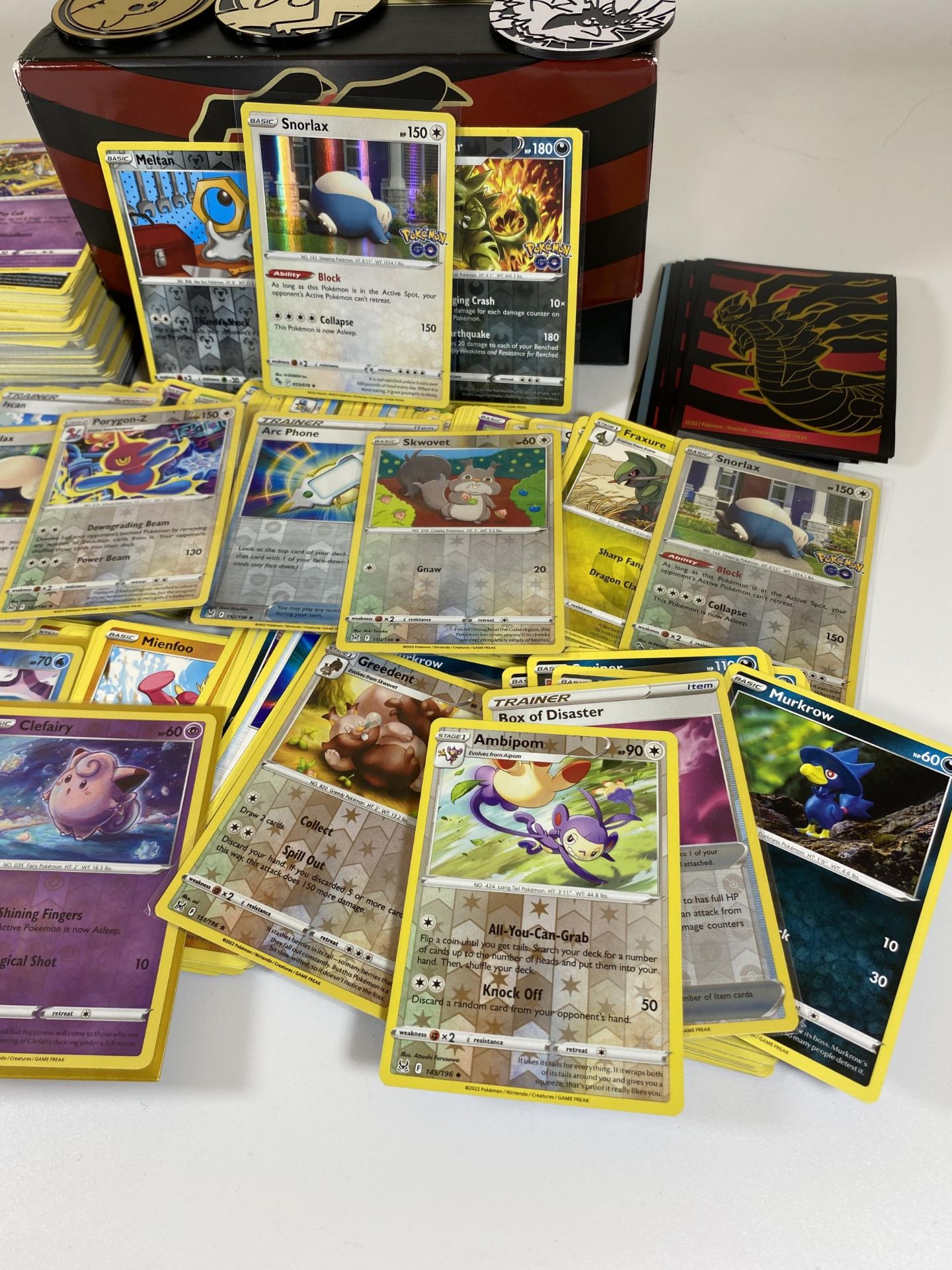 A POKEMON TRAINER BOX OF 350+ POKEMON CARDS, RARES, HOLOS, COUNTERS ETC - Image 4 of 5