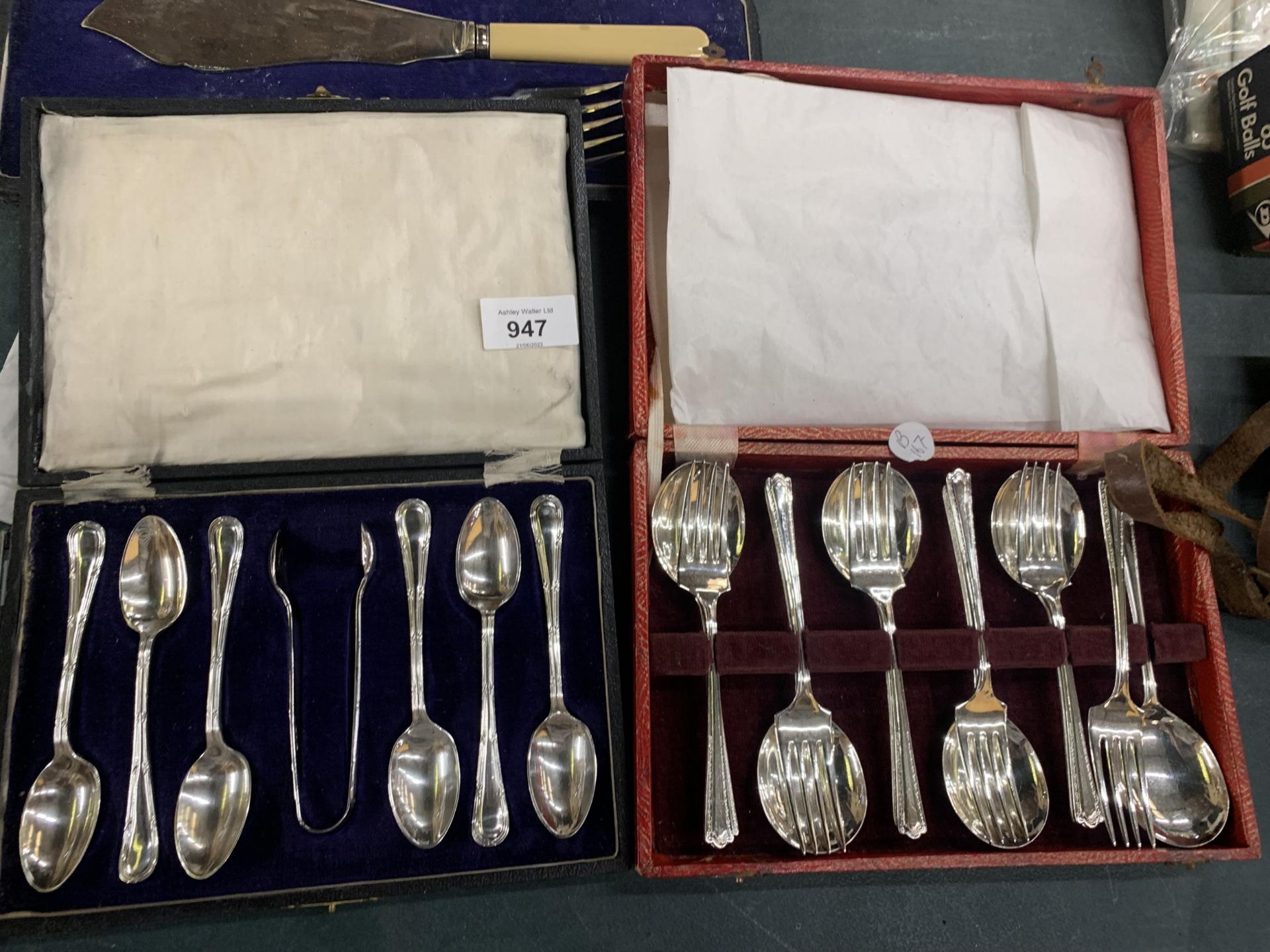 FOUR VINTAGE BOXES OF FLATWARE TO INCLUDE A CARVING SET, FISH SERVING SET, TEASPOONS WITH SUGAR - Image 3 of 3