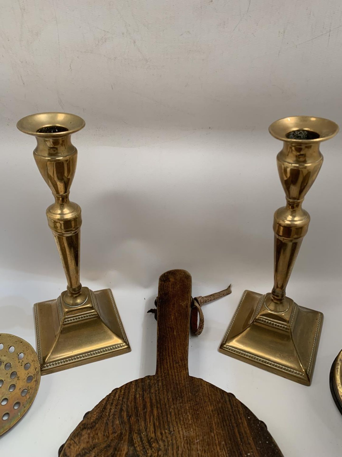 A QUANTITY OF VINTAGE BRASSWARE TO INCLUDE A PAIR OF CANDLESTICKS, CHESTNUT ROASTER, A SKILLET AND - Image 5 of 5