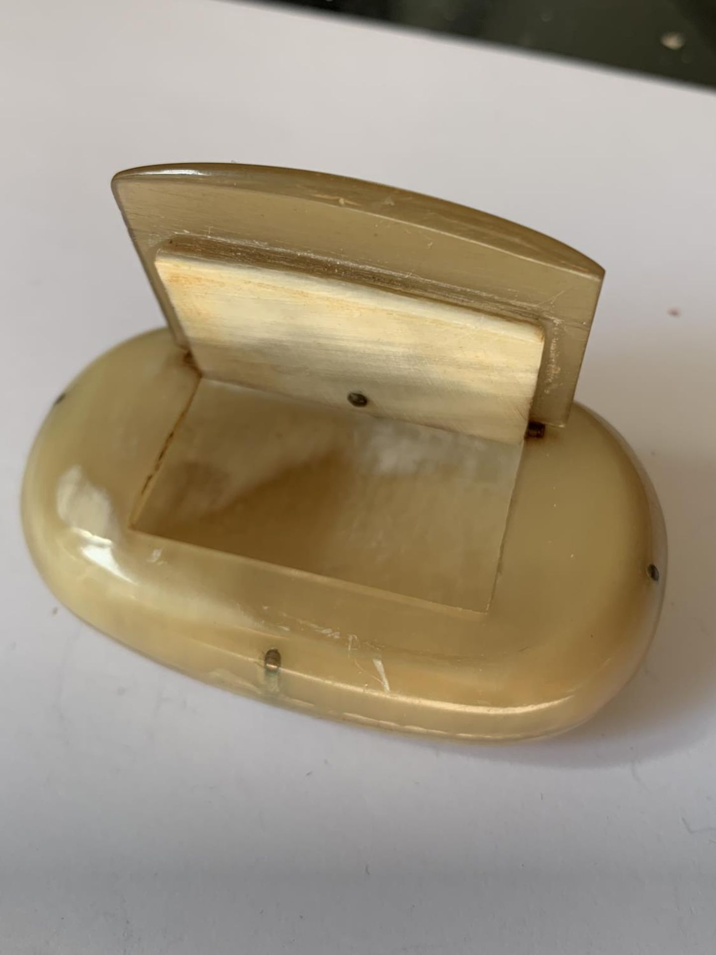 A HORN SNUFF BOX - Image 2 of 3