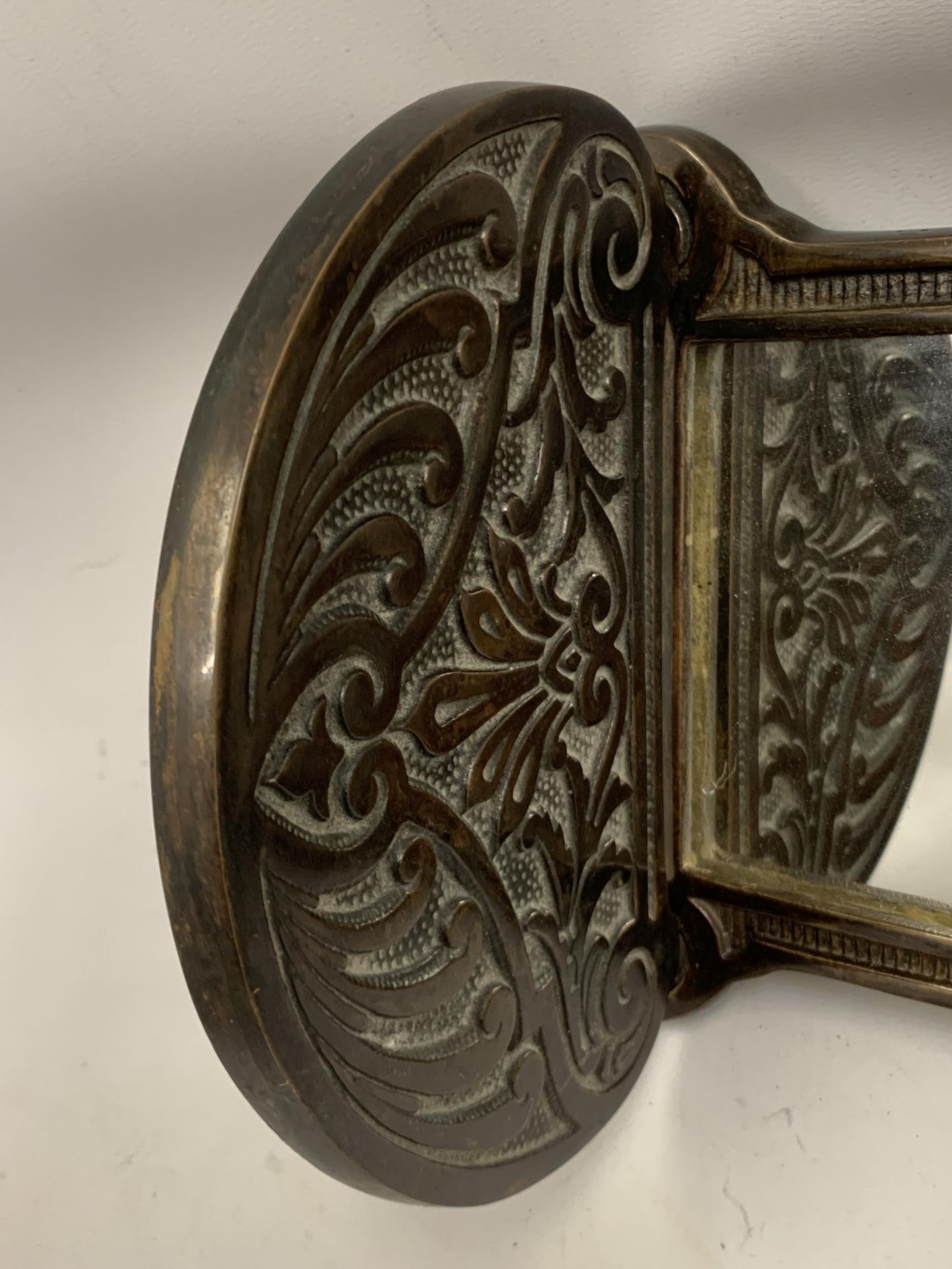 A VINTAGE BRASS ORNATE MIRROR, HEIGHT 32CM - Image 3 of 4