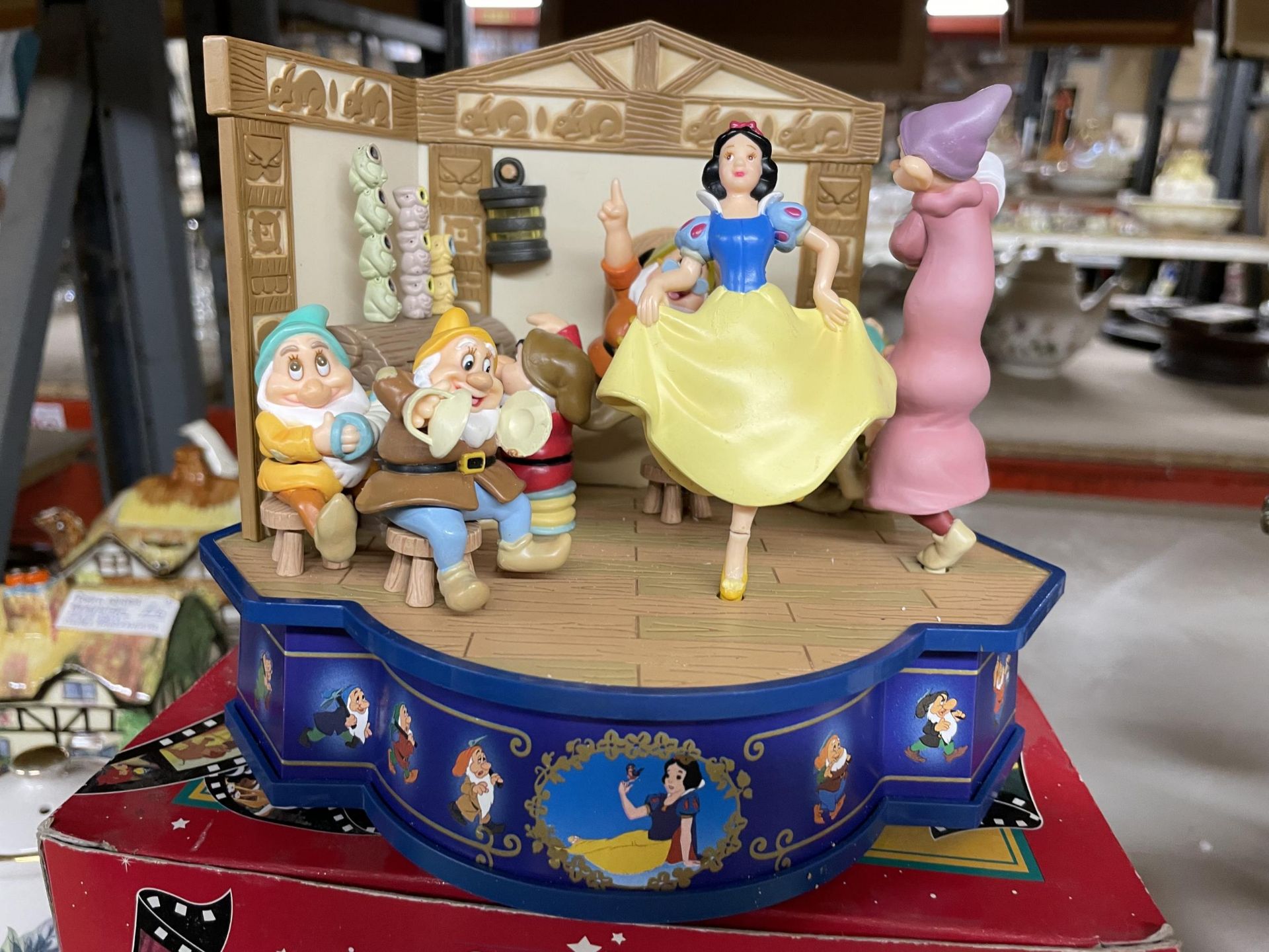 A DISNEY CLASSIC BOXED SNOW WHITE MODEL - Image 2 of 4