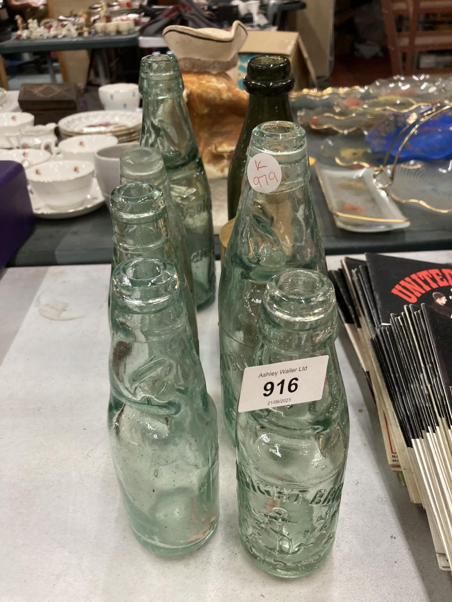 A QUANTITY OF VINTAGE ADVERTISING BOTTLES