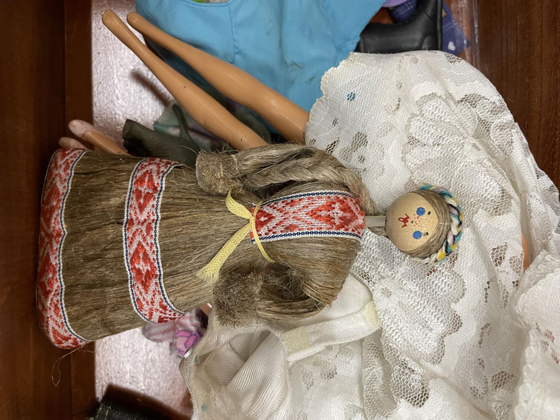A WOODEN CHEST CONTAINING SEVERAL DOLLS AND CLOTHES INCLUDING THREE BARBIE DOLLS - Image 6 of 6