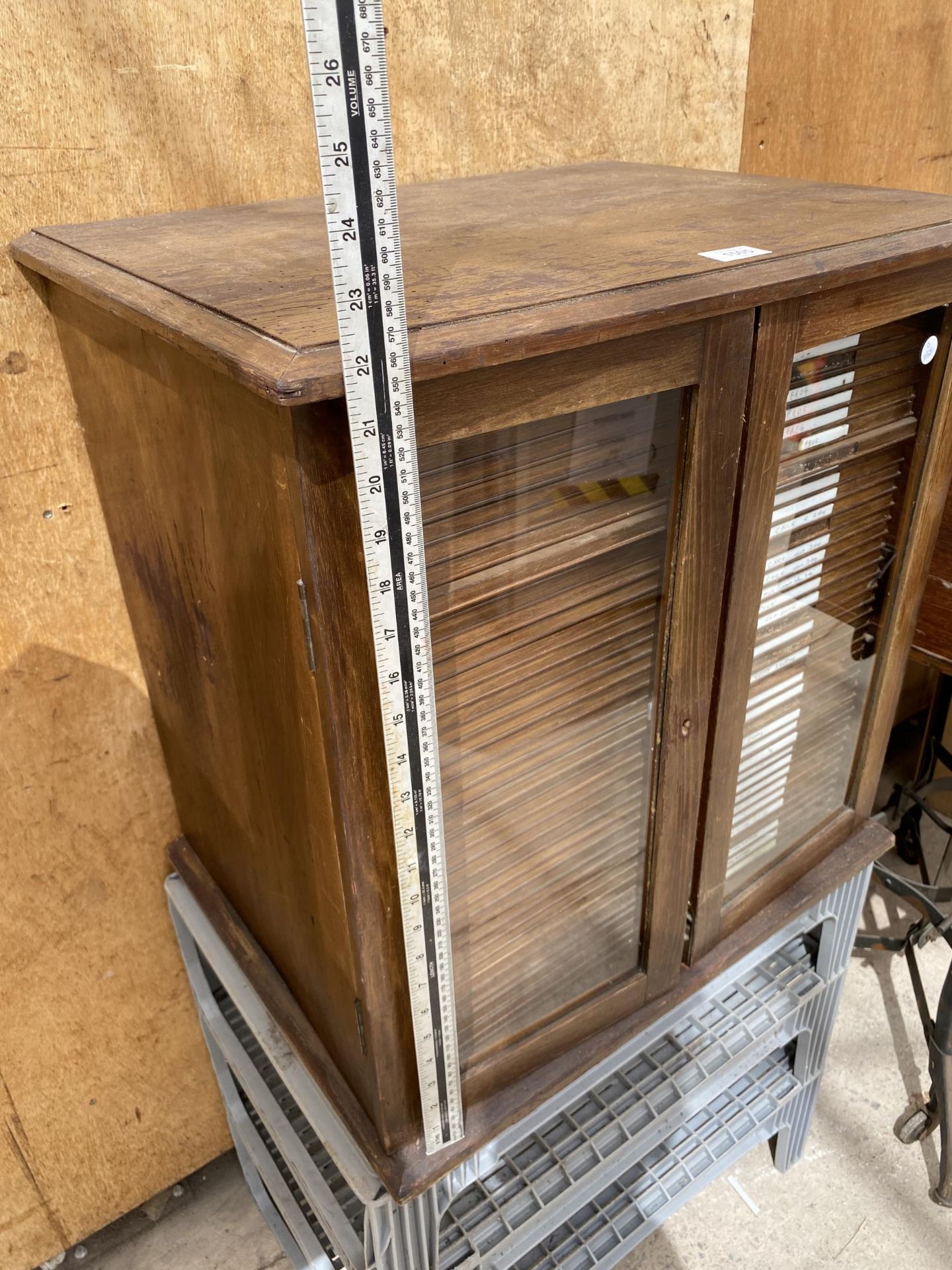 A VINTAGE OAK ENTOMOLOGY CABINET WITH 42 DRAWERS AND GLASS DOORS - Image 6 of 8