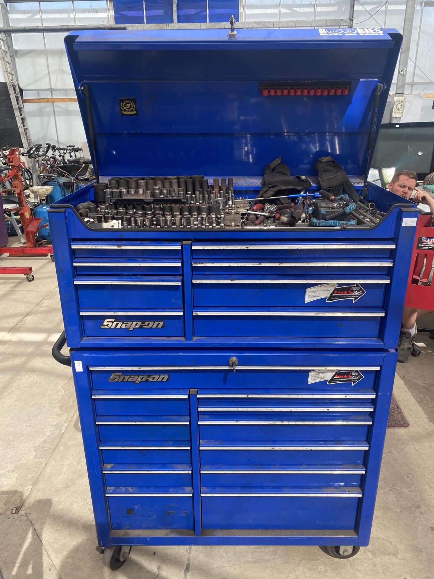 A LARGE TWENTY DRAWER FOUR WHEELED METAL SNAPON MECHANICS CHEST, FULL OF SNAP ON TOOLS TO INCLUDE - Bild 2 aus 27