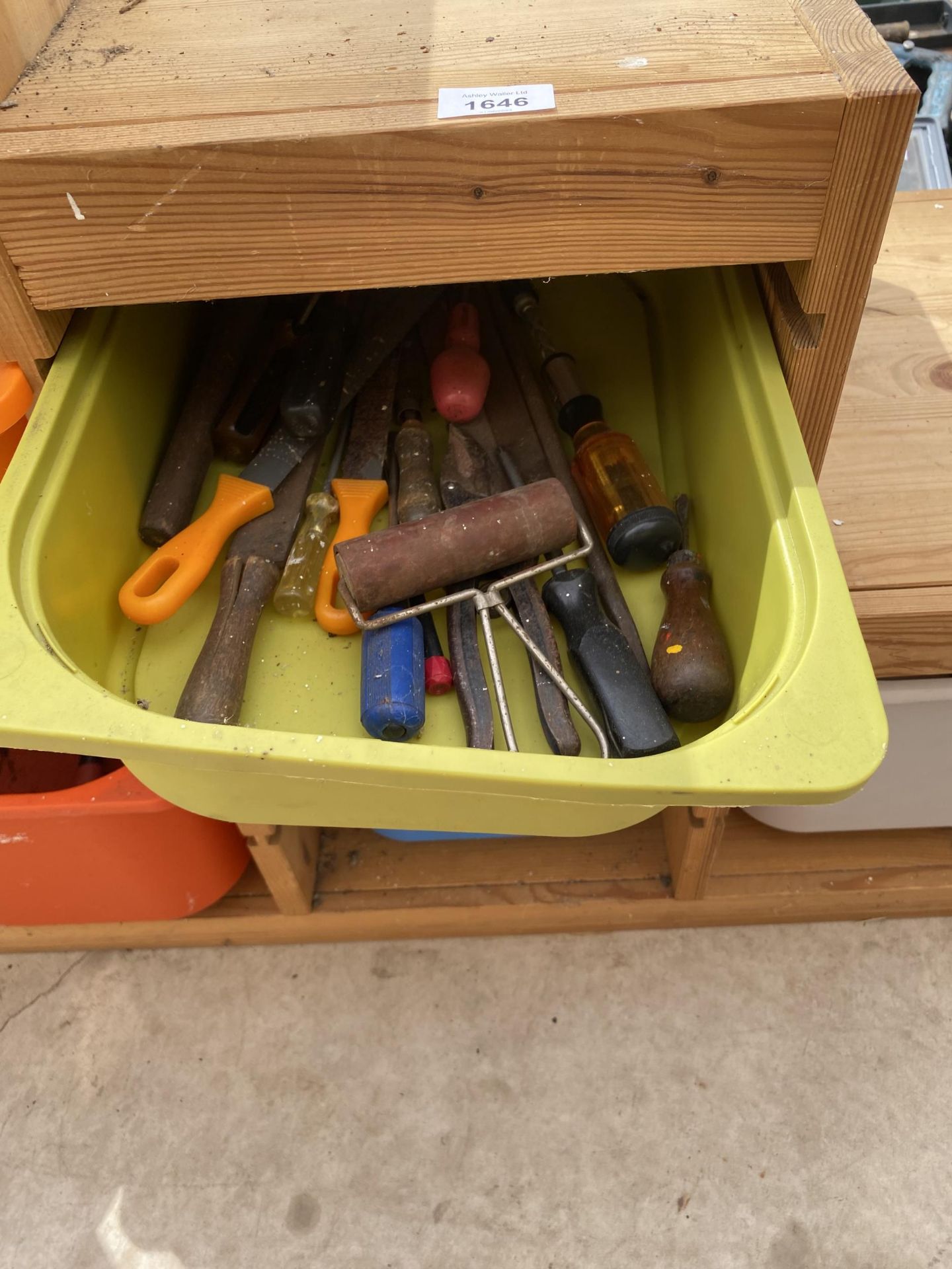 A WOODEN STORAGE CHEST CONTAINING A LARGE ASSORTMENT OF TOOLS TO INCLUDE HAMMERS, FILES AND SNIPS - Image 2 of 4