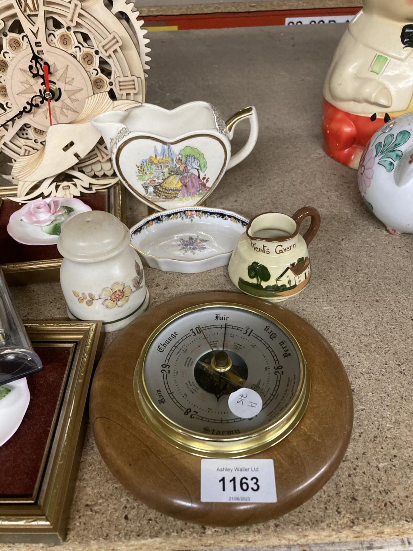 A MIXED LOT TO INCLUDE OWL CLOCK, BAROMETER, WEDGWOOD ETC - Image 3 of 5