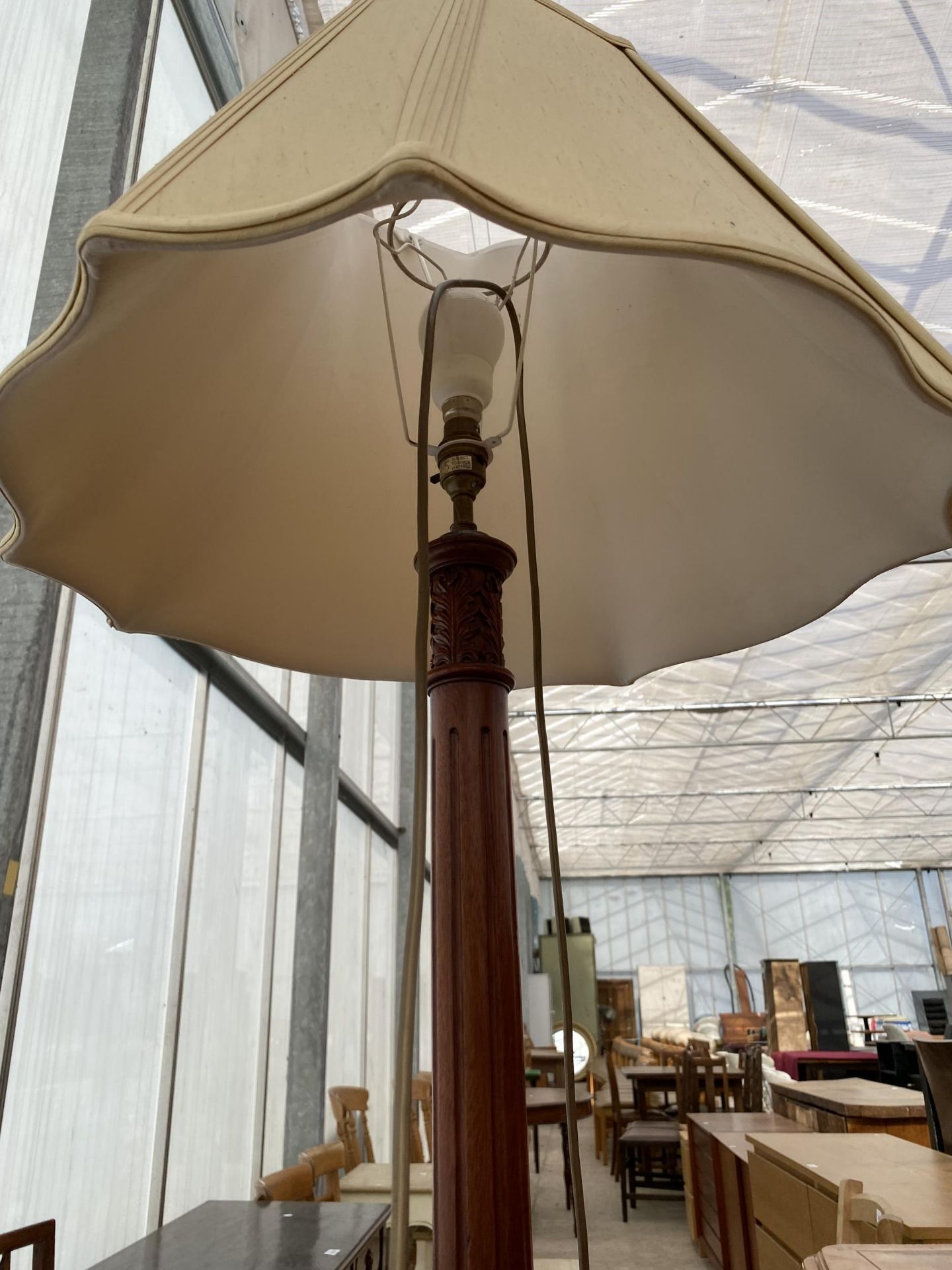 A VICTORIAN STYLE STANDARD LAMP ON TRIPOD BASE WITH TURNED AND FLUTED COLUMN, COMPLETE WITH SHADE - Bild 3 aus 3