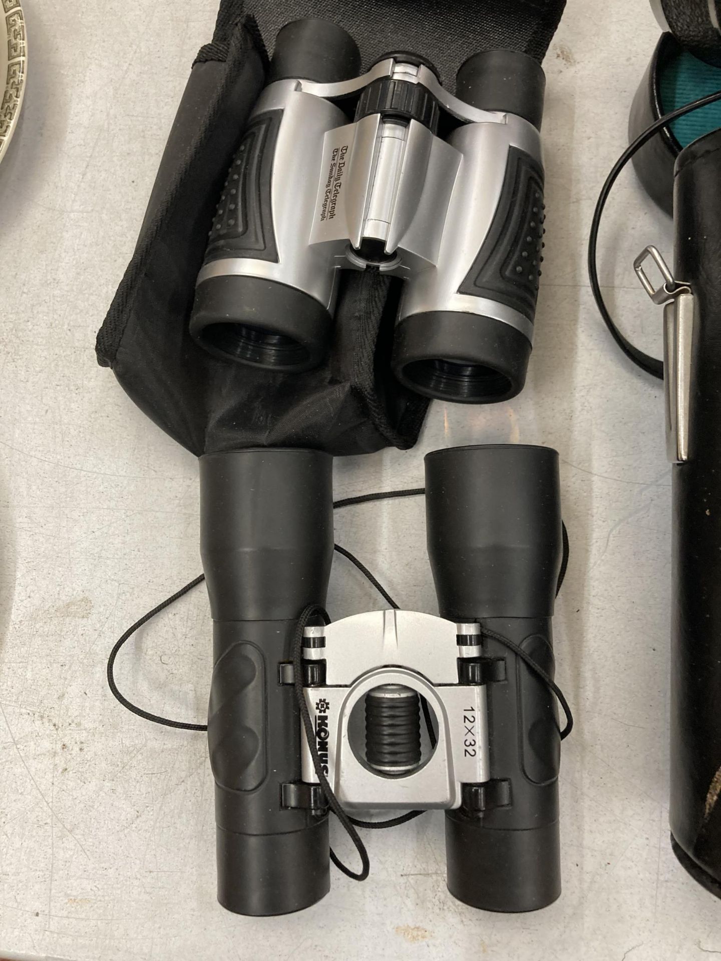 A PAIR OF TECNAR BY SWIFT BINOCULARS IN LEATHER CASE, PLUS TWO SMALLER PAIRS - Image 2 of 4