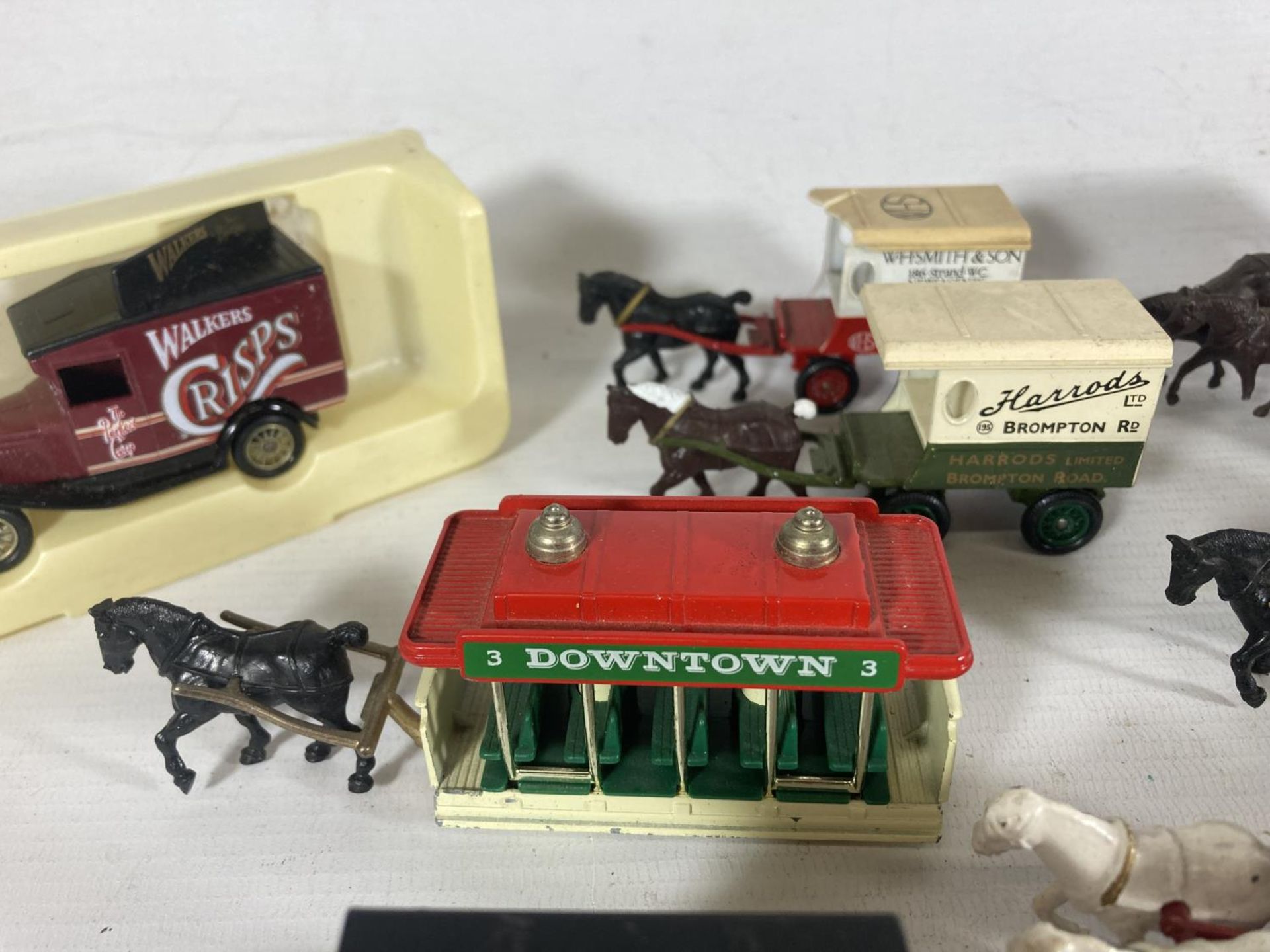 A TRAY OF LLEDO HORSE DRAWN VEHICLES AND SOME BOXED CORGI VINTAGE VANS - Image 4 of 5