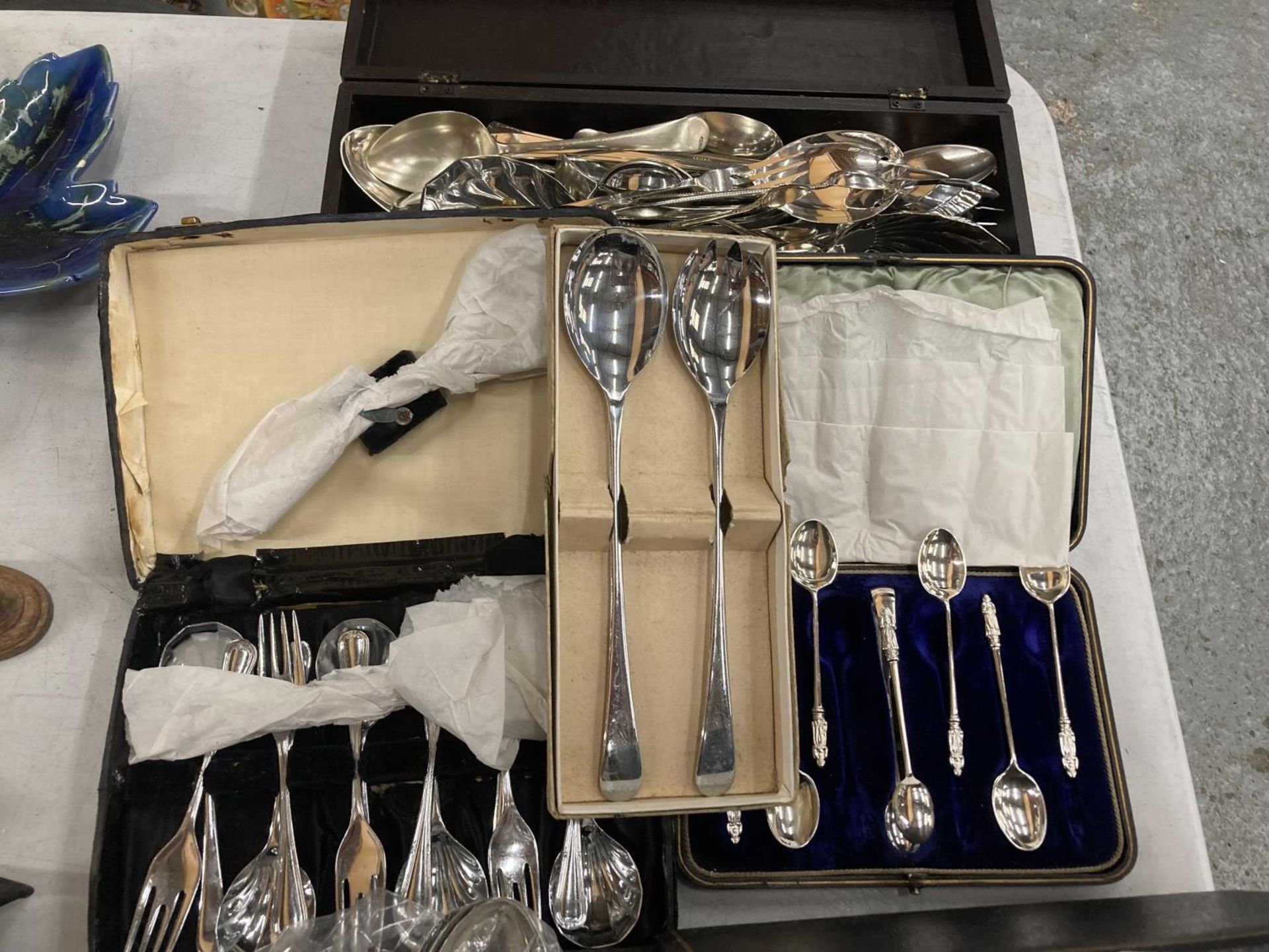 A GROUP OF SILVER PLATED FLATWARE, CASED ITEMS ETC - Image 3 of 4