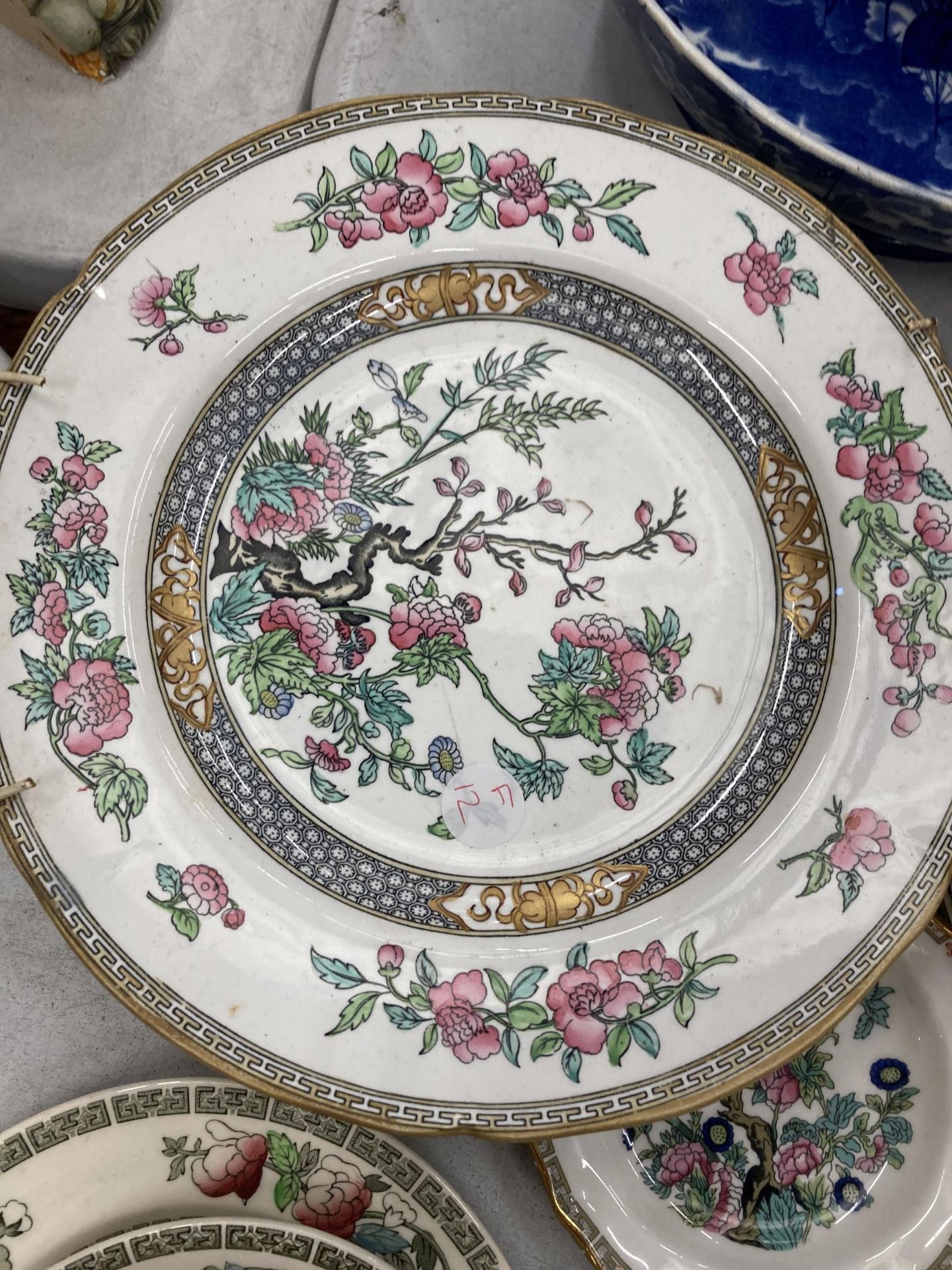 A QUANTITY OF JOHNSON BROS 'INDIAN TREE' PATTERN TEAWARE TO INCLUDE VARIOUS SIZED PLATES, BOWLS, - Image 3 of 5