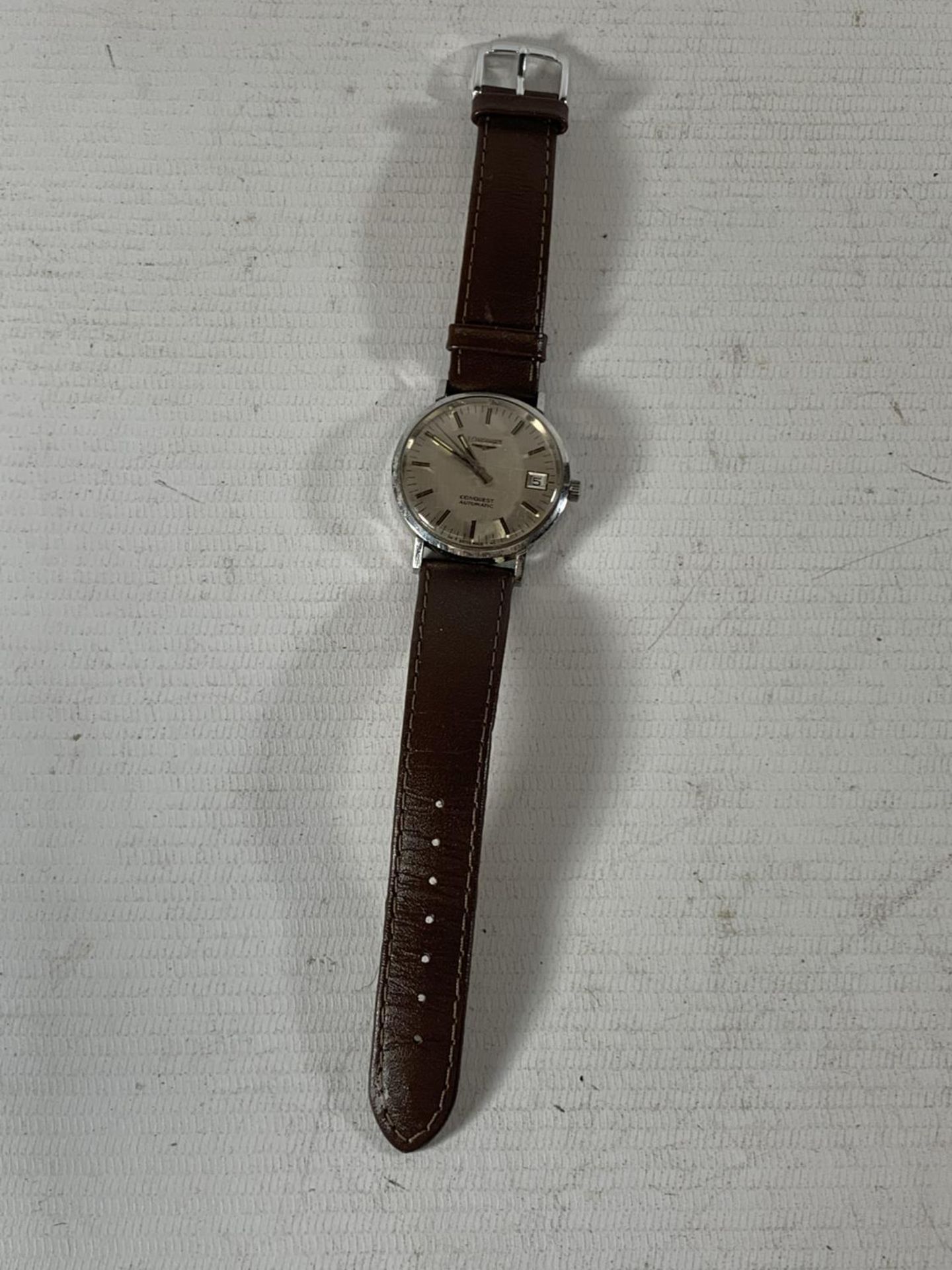 A VINTAGE LONGINES CONQUEST AUTOMATIC WRIST WATCH WITH LEATHER STRAP SEEN WORKING BUT NO WARRANTY - Bild 2 aus 4