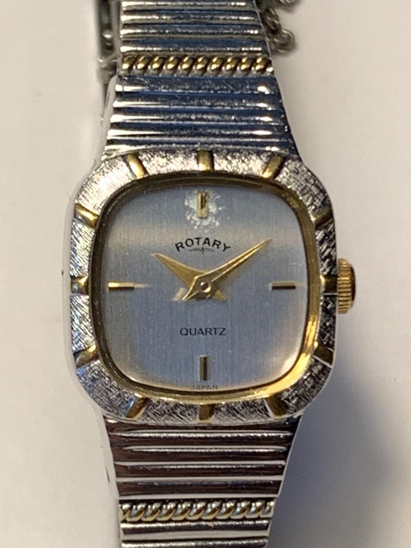 A ROTARY WHITE AND TELLOW METAL STRAP WRIST WATCH IN NEED OF BATTERY - Image 2 of 3