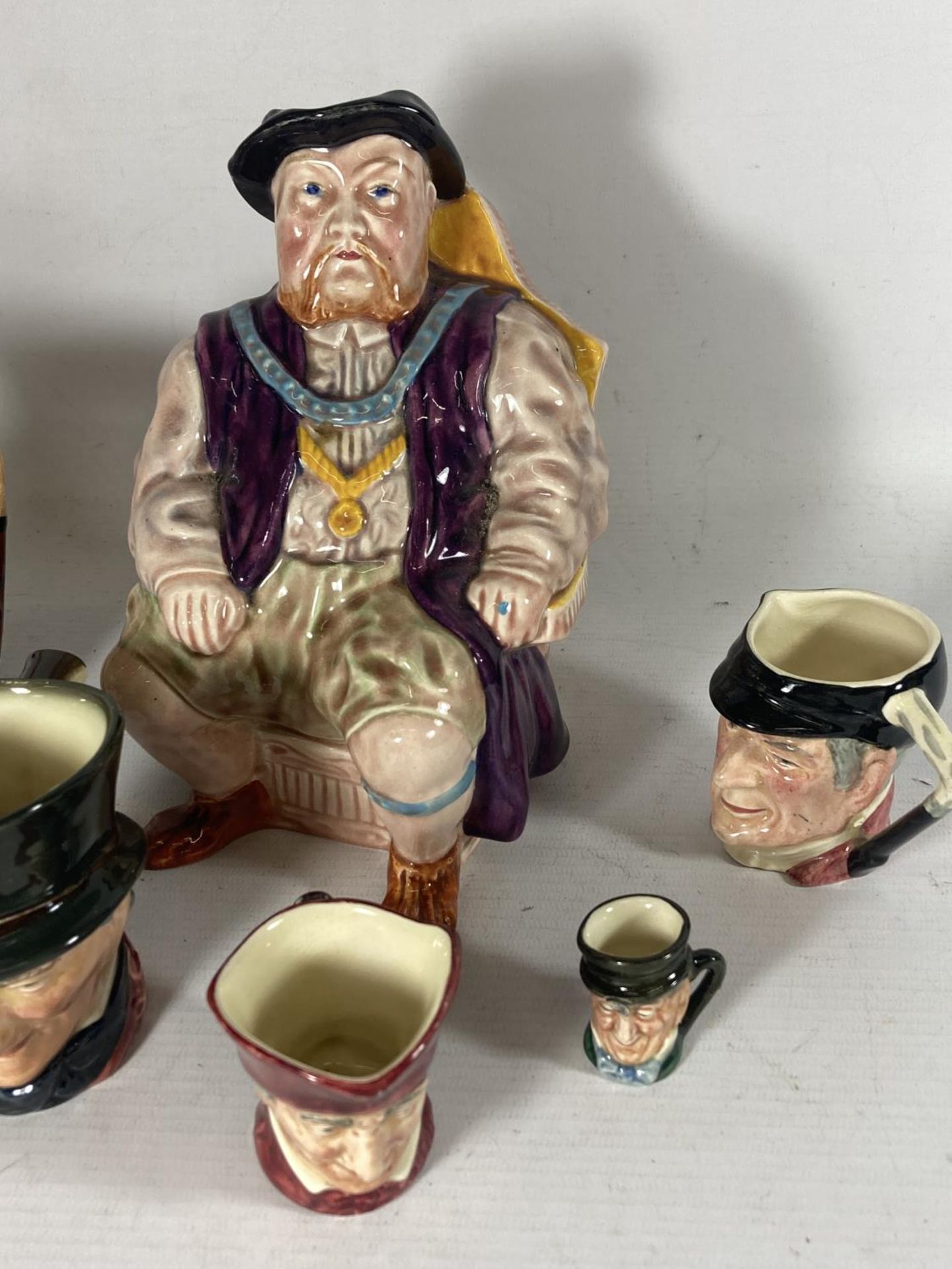 SEVEN VARIOUS SIZED TOBY JUGS MAINLY ROYAL DOULTON - Bild 3 aus 4