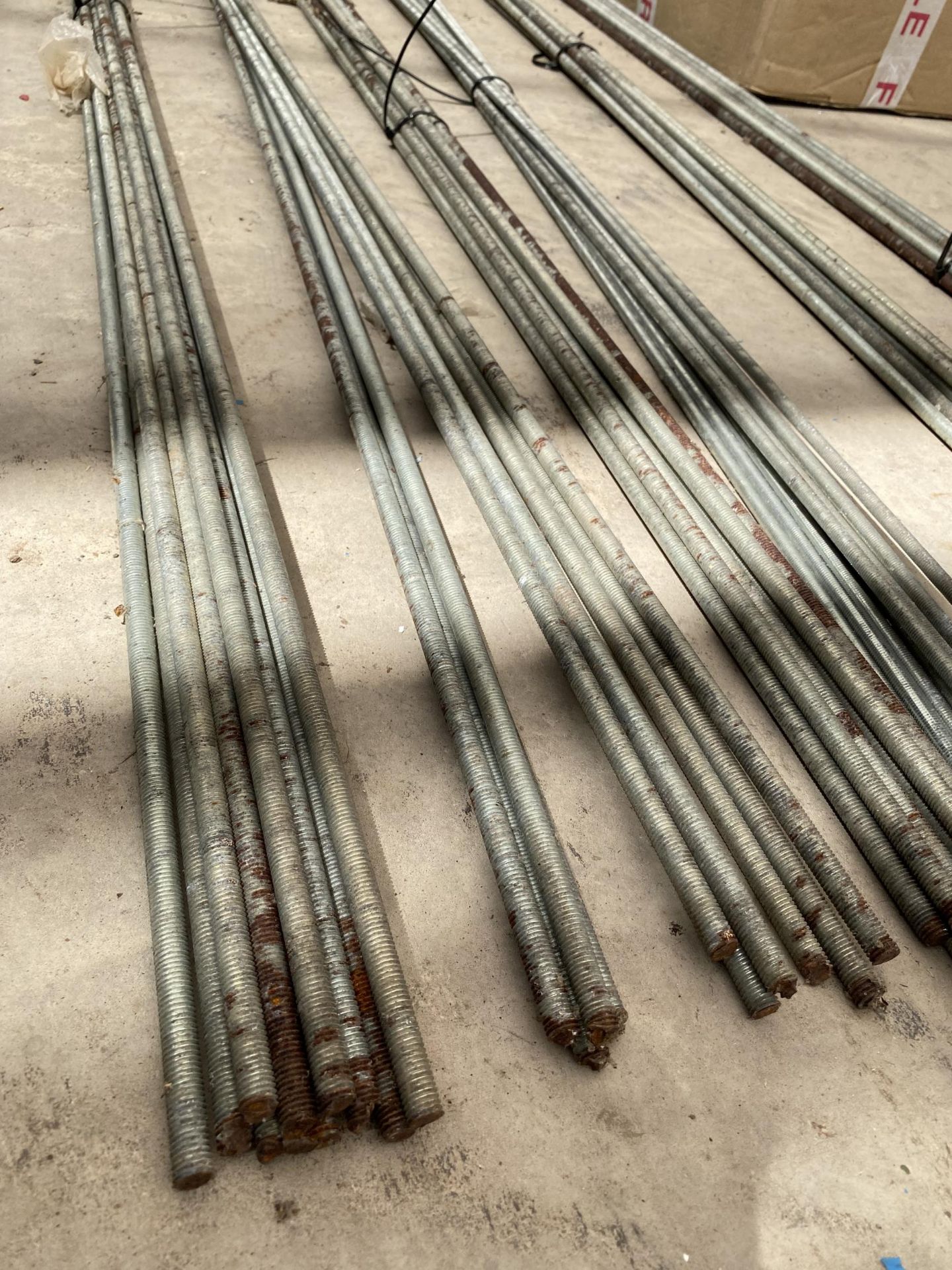 AN ASSORTMENT OF VARIOUS THREADED BAR - Bild 2 aus 3