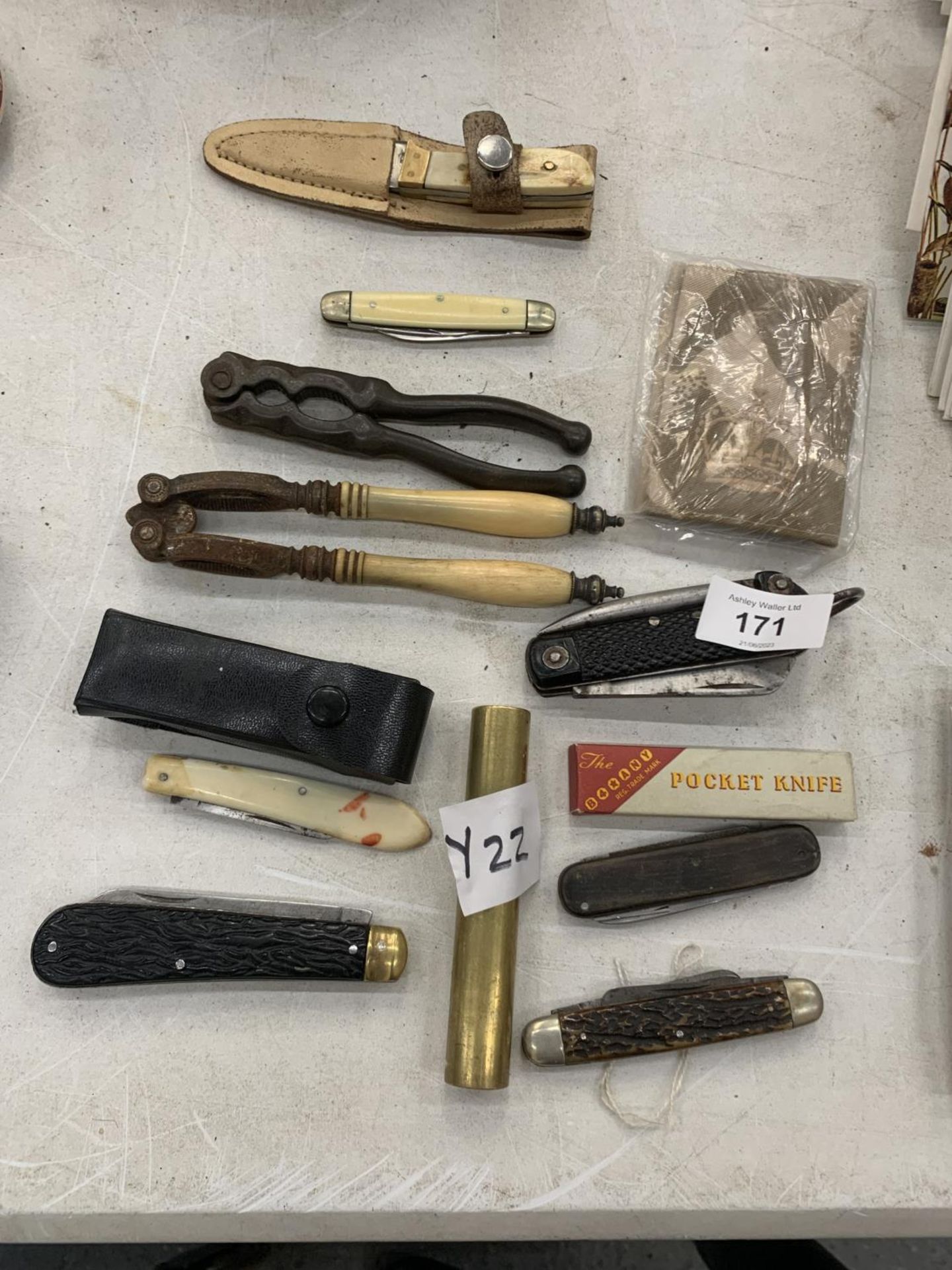 A COLLECTION OF VINTAGE POCKET KNIVES AND NUT CRACKERS