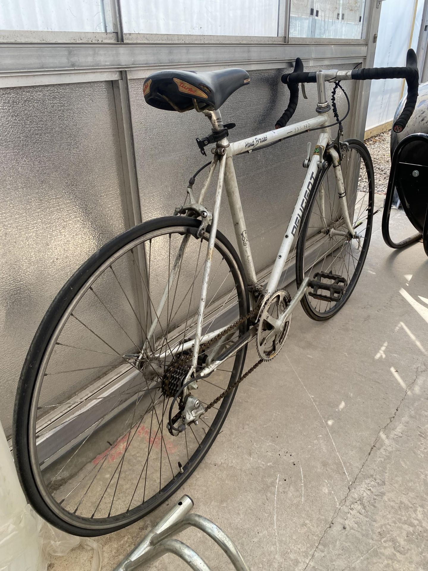 A PEUGEOT ROAD RACING BIKE WITH 7 SPEED GEAR SYSTEM - Image 2 of 3