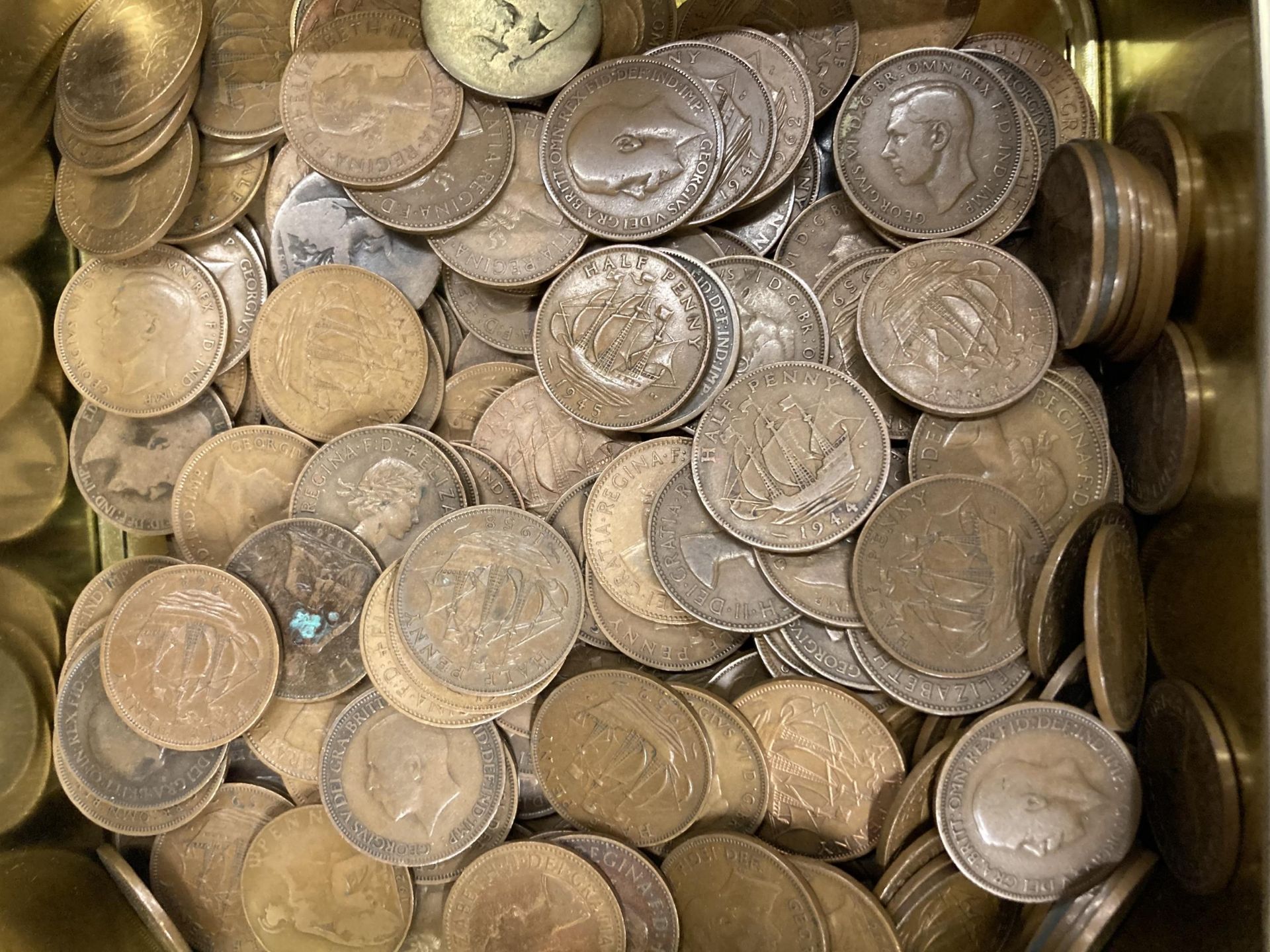 A COLLECTION OF PRE-DECIMAL COINS TO INCLUDE THREEPENNY BITS, SIXPENCES, A FLORIN, PENNIES, HA' - Image 3 of 4