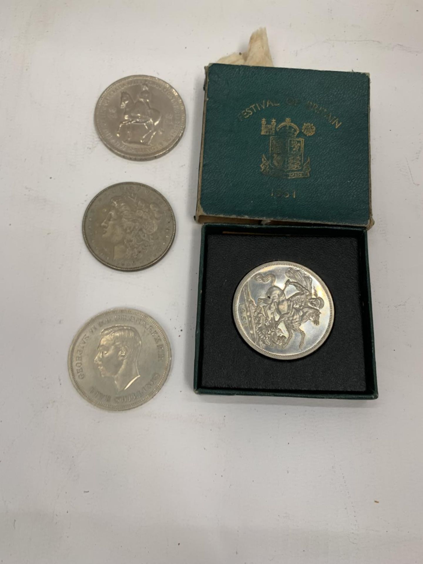 FOUR VINTAGE CROWN COINS TO INCLUDE A BOXED FESTIVAL OF BRITAIN 1951