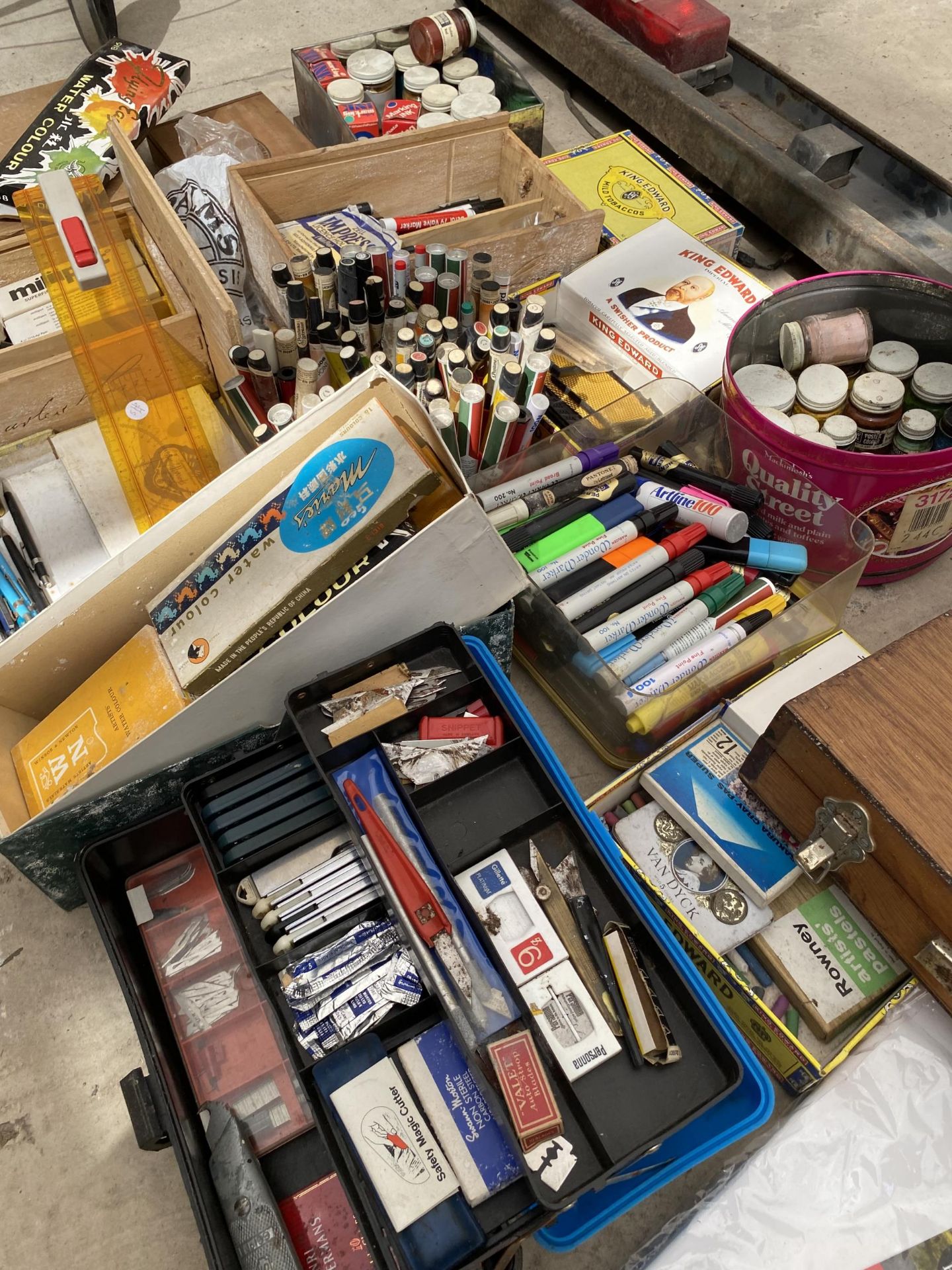 A LARGE ASSORTMENT OF ARTISTS ITEMS TO INCLUDE PAINTS, PENS AND CANVAS' ETC - Image 3 of 5