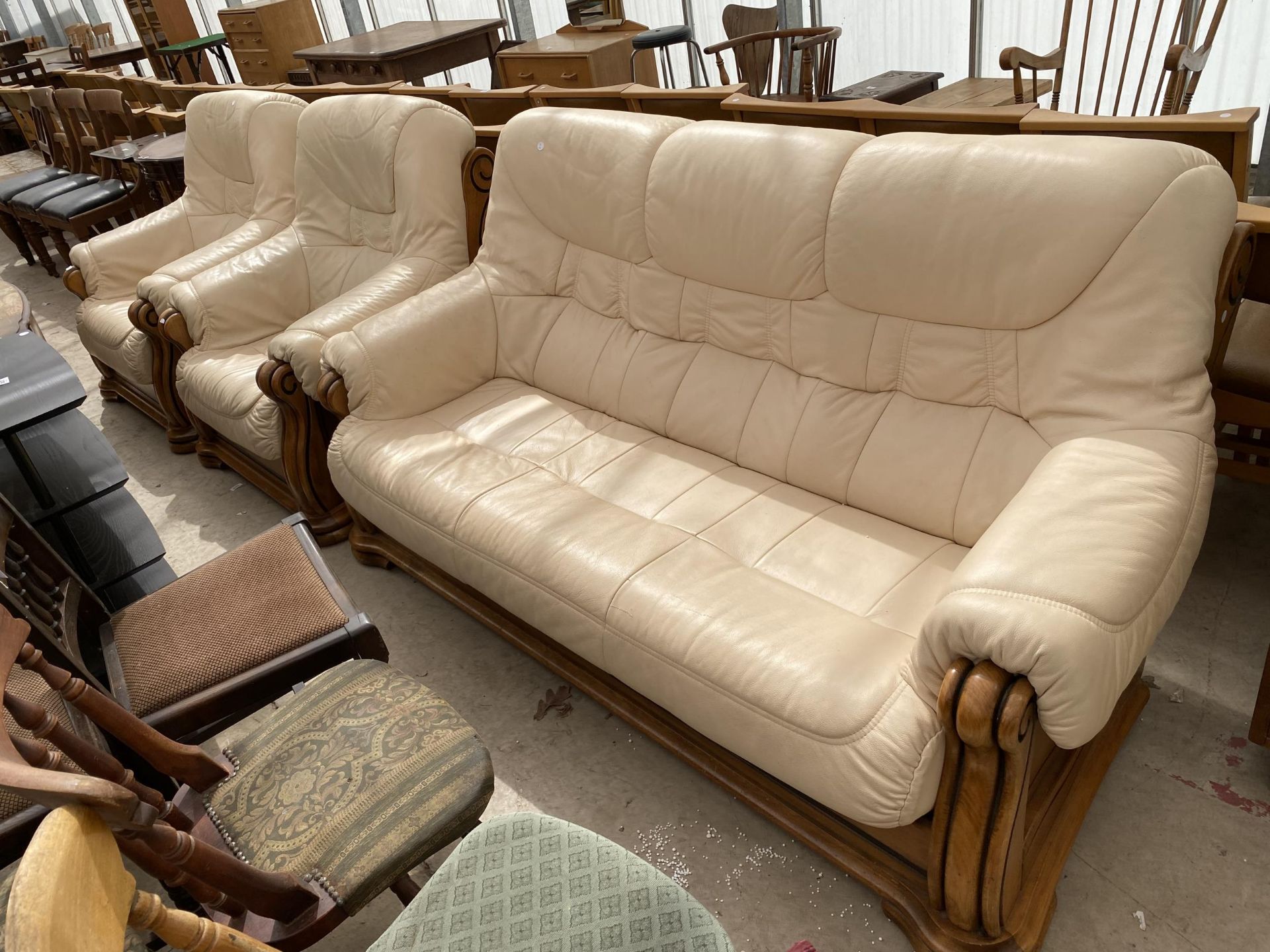 A MODERN THREE PIECE LEATHER LOUNGE SUITE