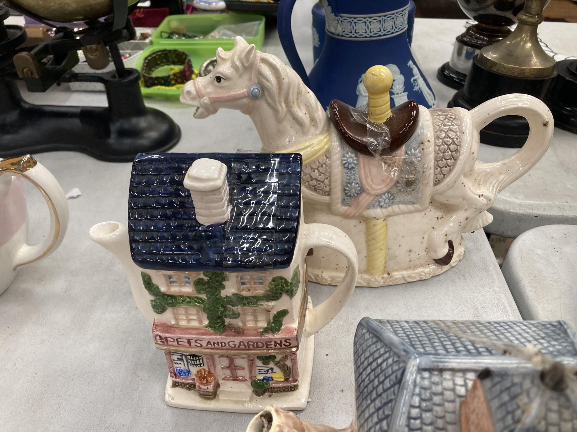 A COLLECTION OF NOVELTY CERAMIC TEAPOTS TO INCLUDE FROG AND PONY EXAMPLES - Image 2 of 4