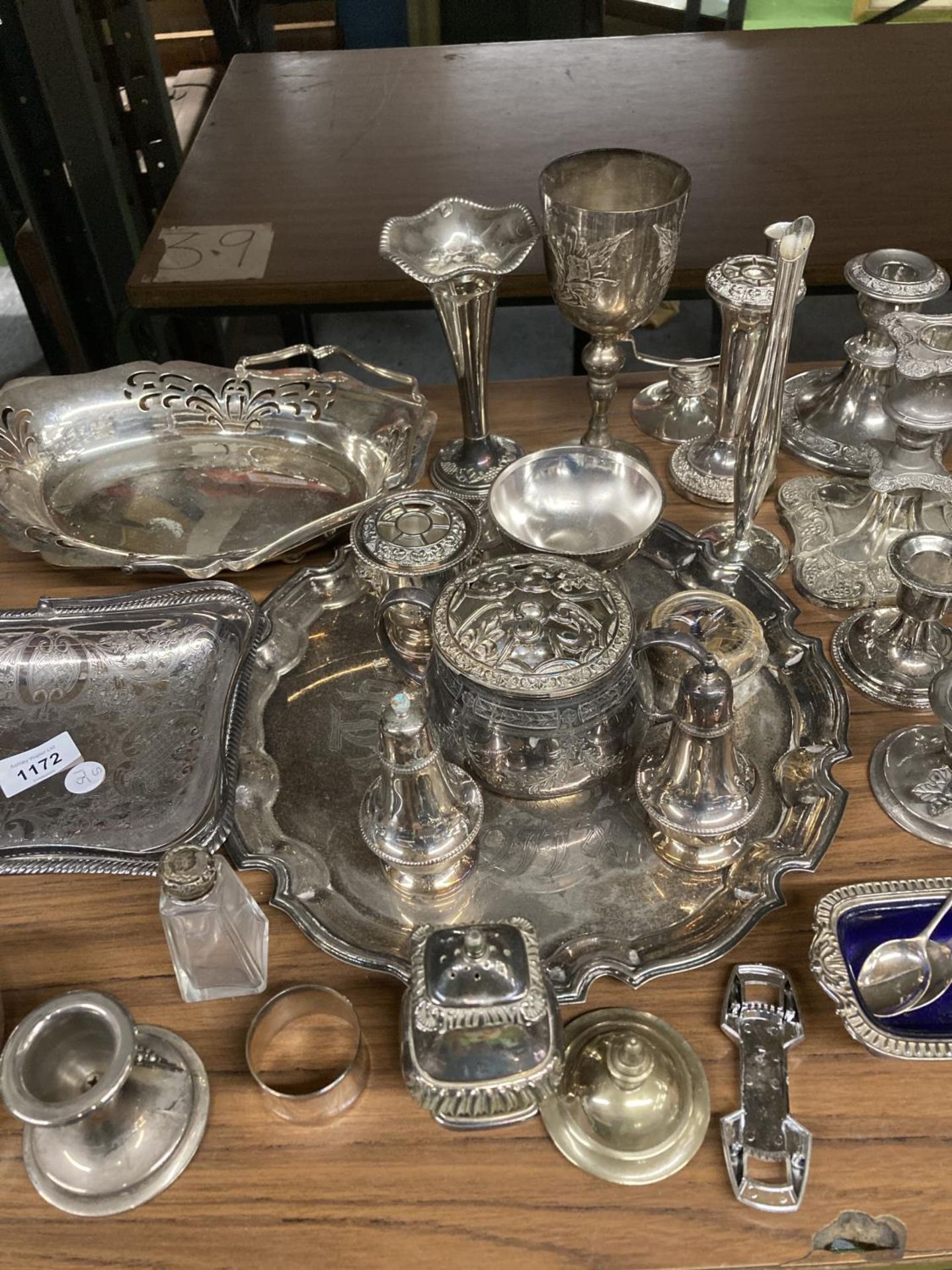 A LARGE MIXED LOT OF VINTAGE SILVER PLATED ITEMS, SALVER, LARGE GOBLET, CONDIMENT ITEMS ETC - Image 3 of 6