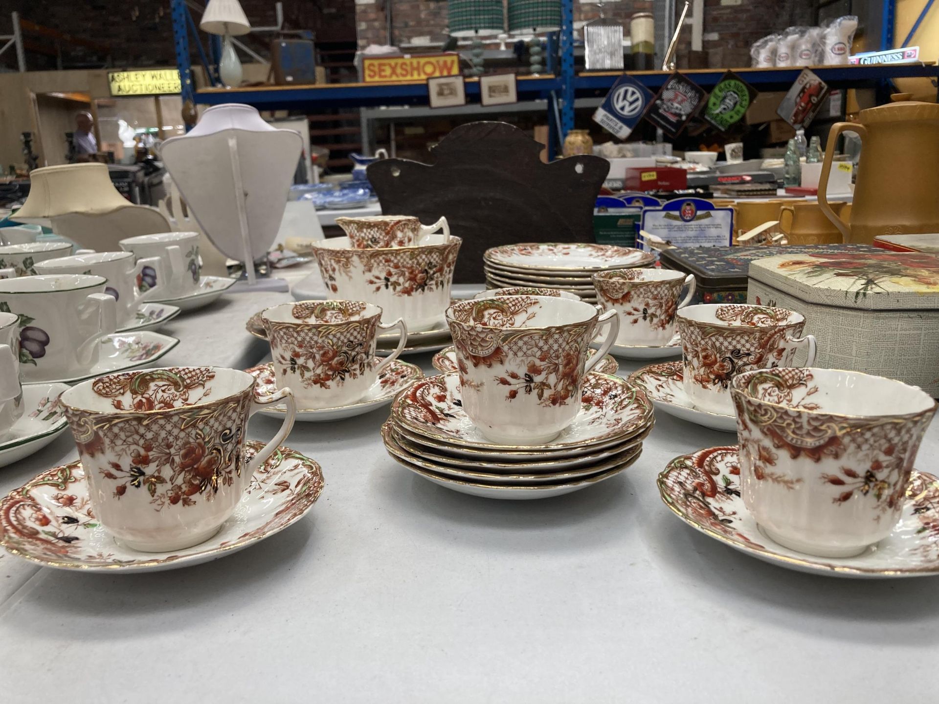 A VINTAGE WETLEY CHINA GILT PART TEA SET - Bild 4 aus 4