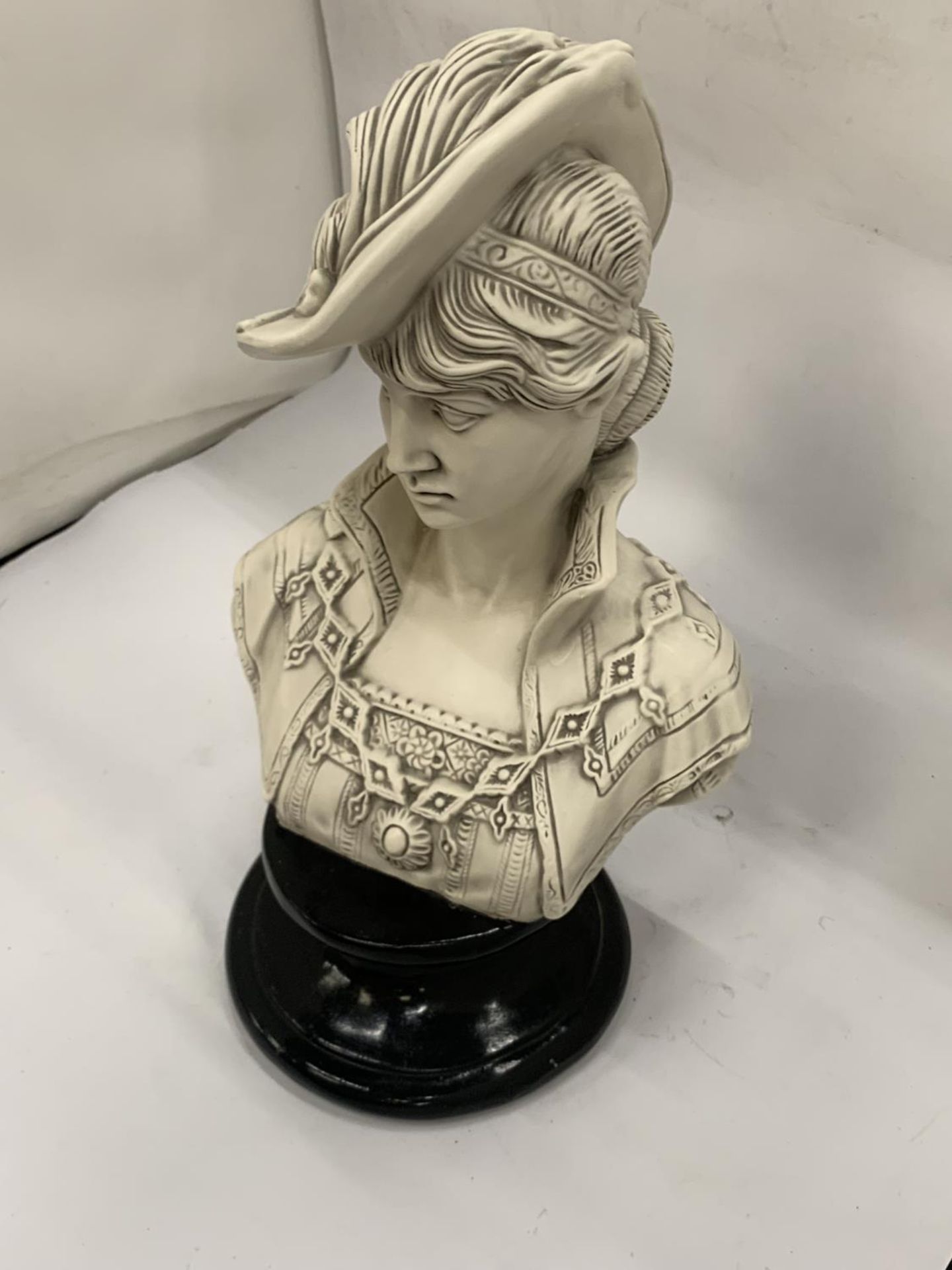 A BUST OF A LADY ON A PLINTH HEIGHT 39CM - Image 2 of 4