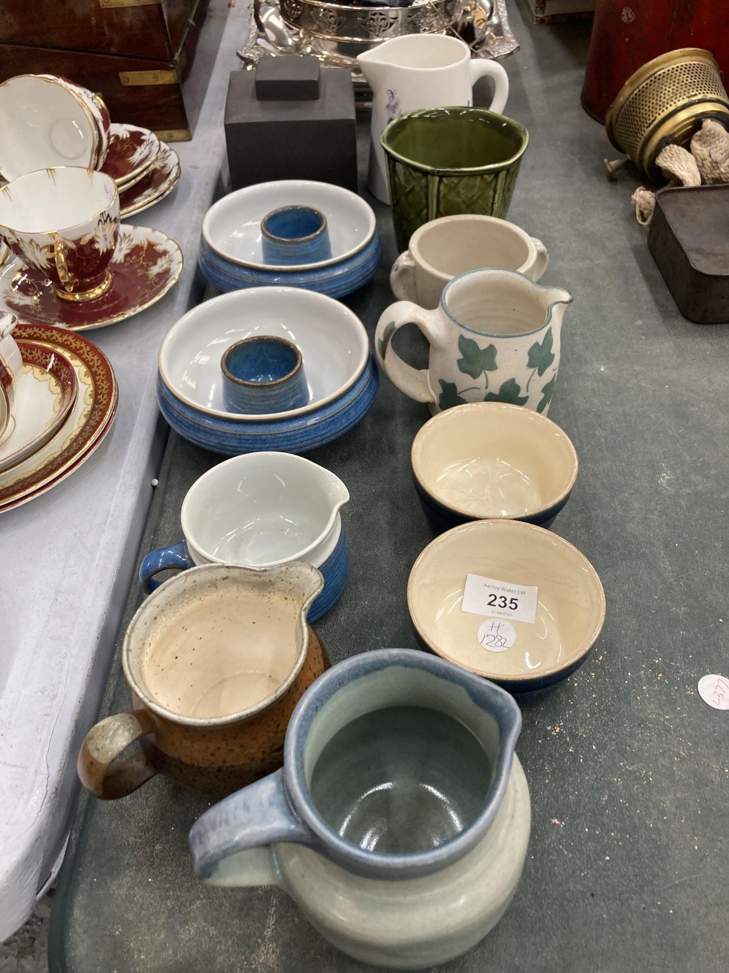 A GROUP OF STUIOD POTTERY WARES AND FURTHER CERAMICS