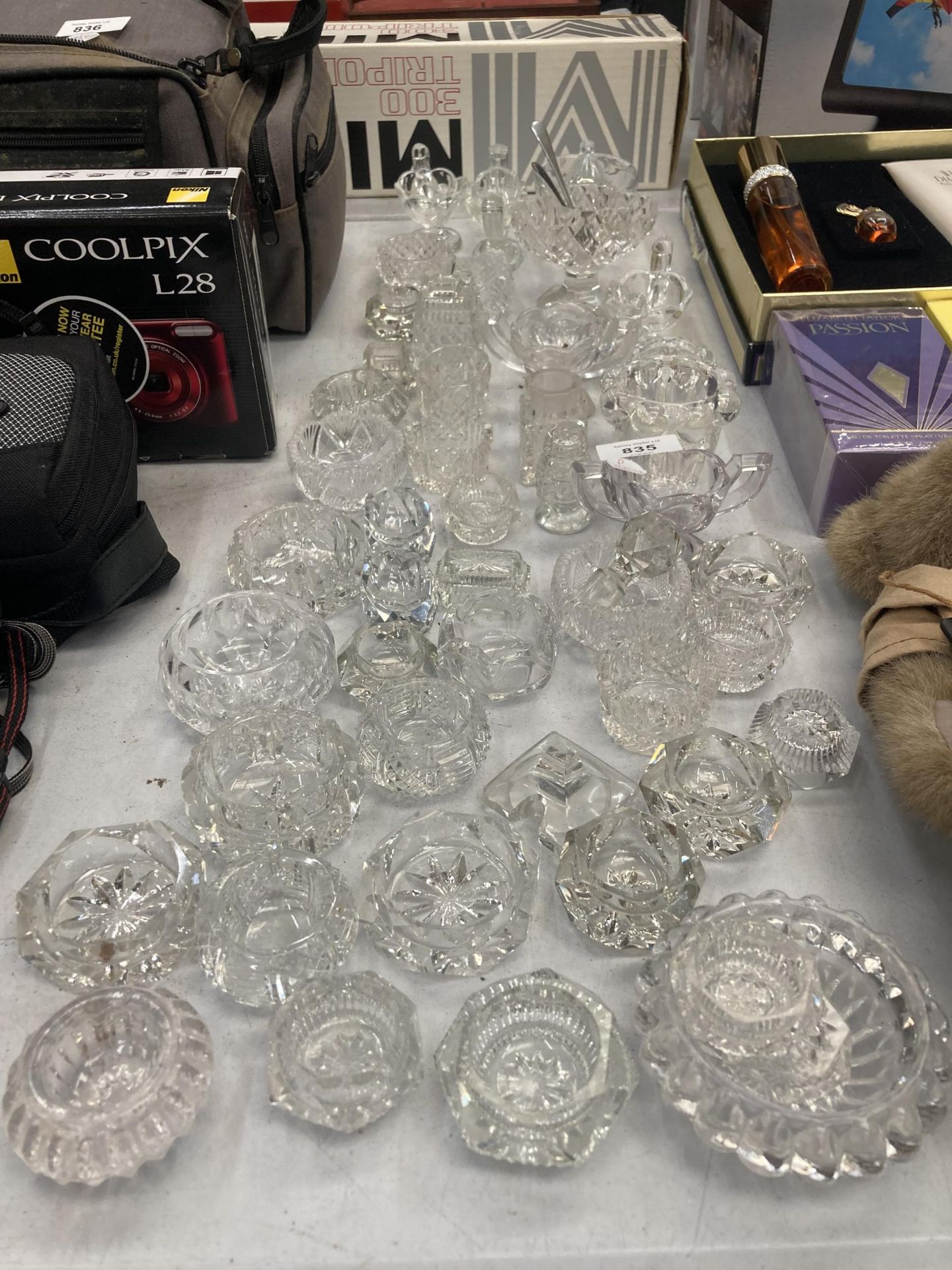 A MIXED LOT OF VINTAGE CUT GLASS ITEMS