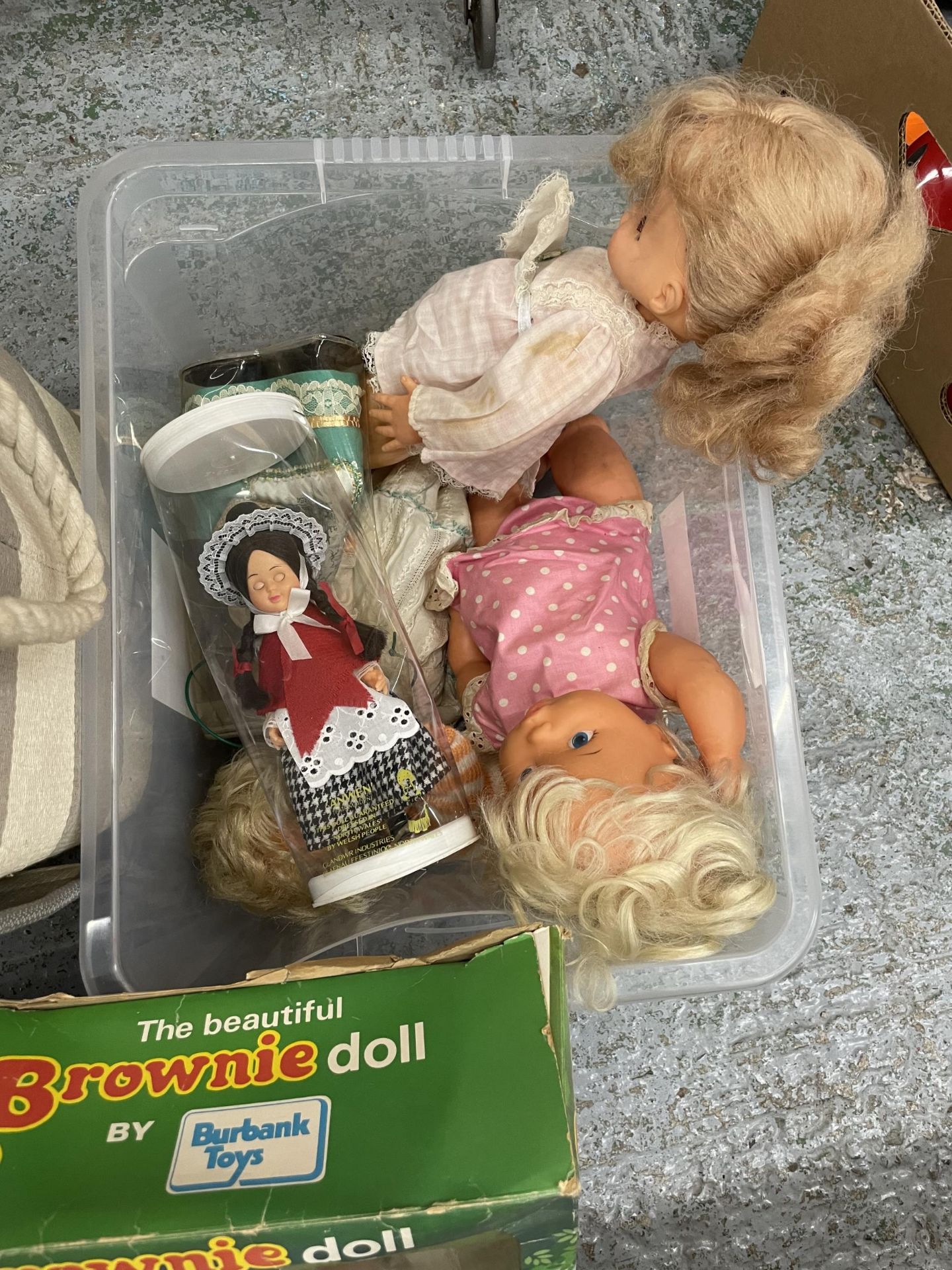 FIFTEEN VARIOUS STYLE DOLLS SOME BOXED - Image 4 of 7