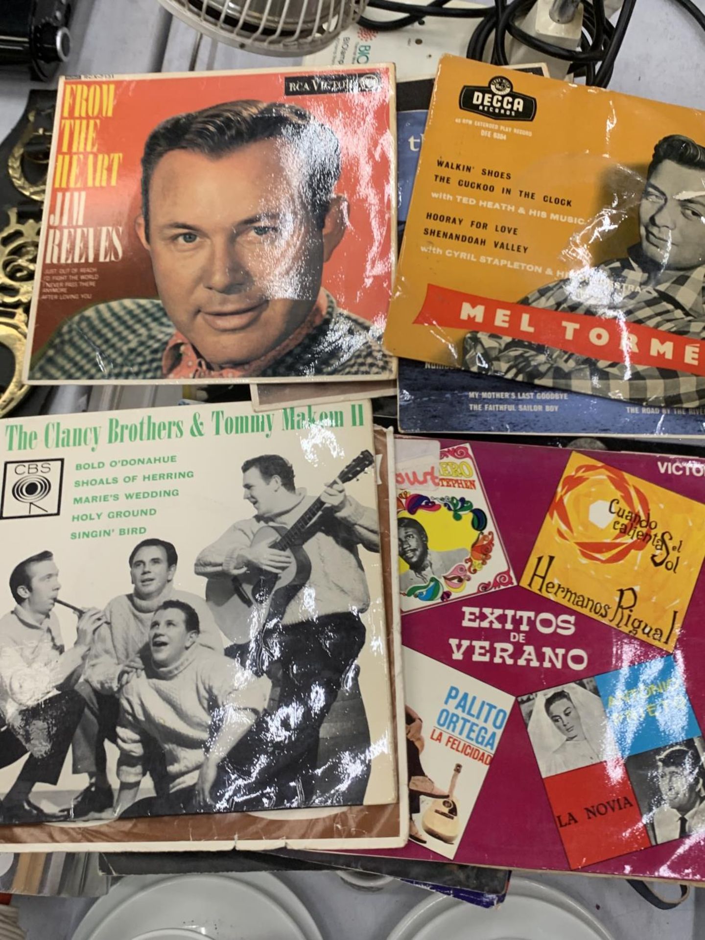 A COLLECTION OF 45RPM VINYL SINGLE RECORDS TO INCLUDE IRISH HITS - Image 3 of 3