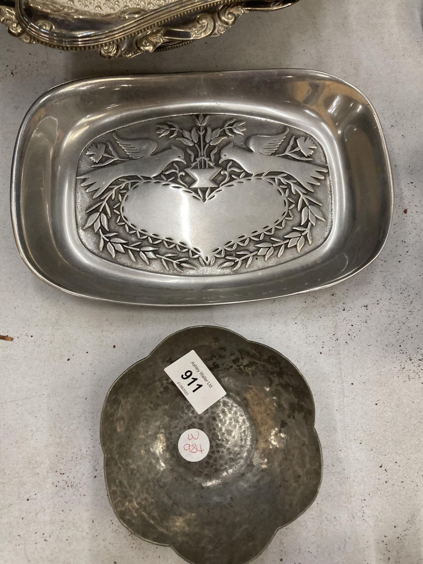 A SILVER PLATED BASKET BOWL WITH HANDLE, LOVE BIRDS TRAY AND A PEWTER BOWL - Image 3 of 3