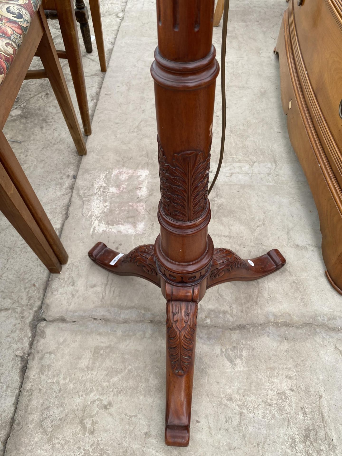 A VICTORIAN STYLE STANDARD LAMP ON TRIPOD BASE WITH TURNED AND FLUTED COLUMN, COMPLETE WITH SHADE - Bild 2 aus 3