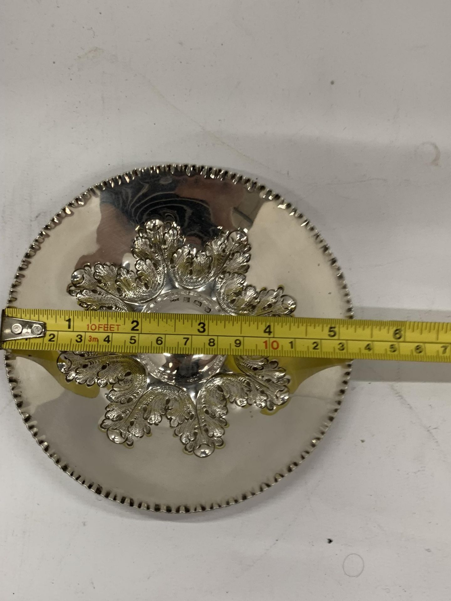 A BIRMINGHAM HALLMARKED SILVER FLORAL DESIGN DISH, DIAMETER 13CM - Image 4 of 4