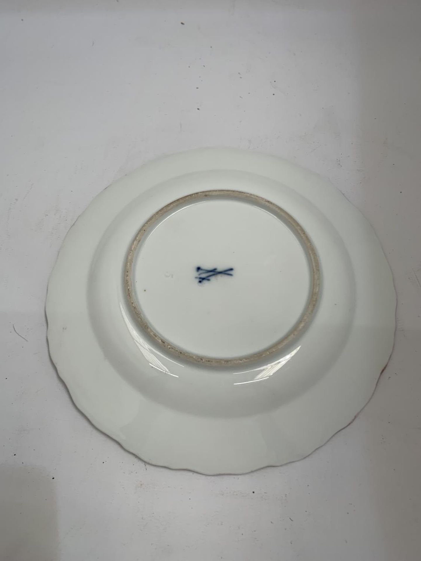 A DECORATIVE PLATE WITH CENTRE IMAGE OF COCKERELS AND BLUE CROSSED SWORD TO THE BASE, DIAMETER 18CM - Image 3 of 3