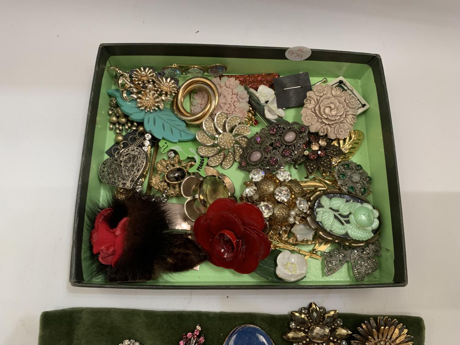 A LARGE QUANTITY OF VINTAGE BROOCHES - Image 3 of 3