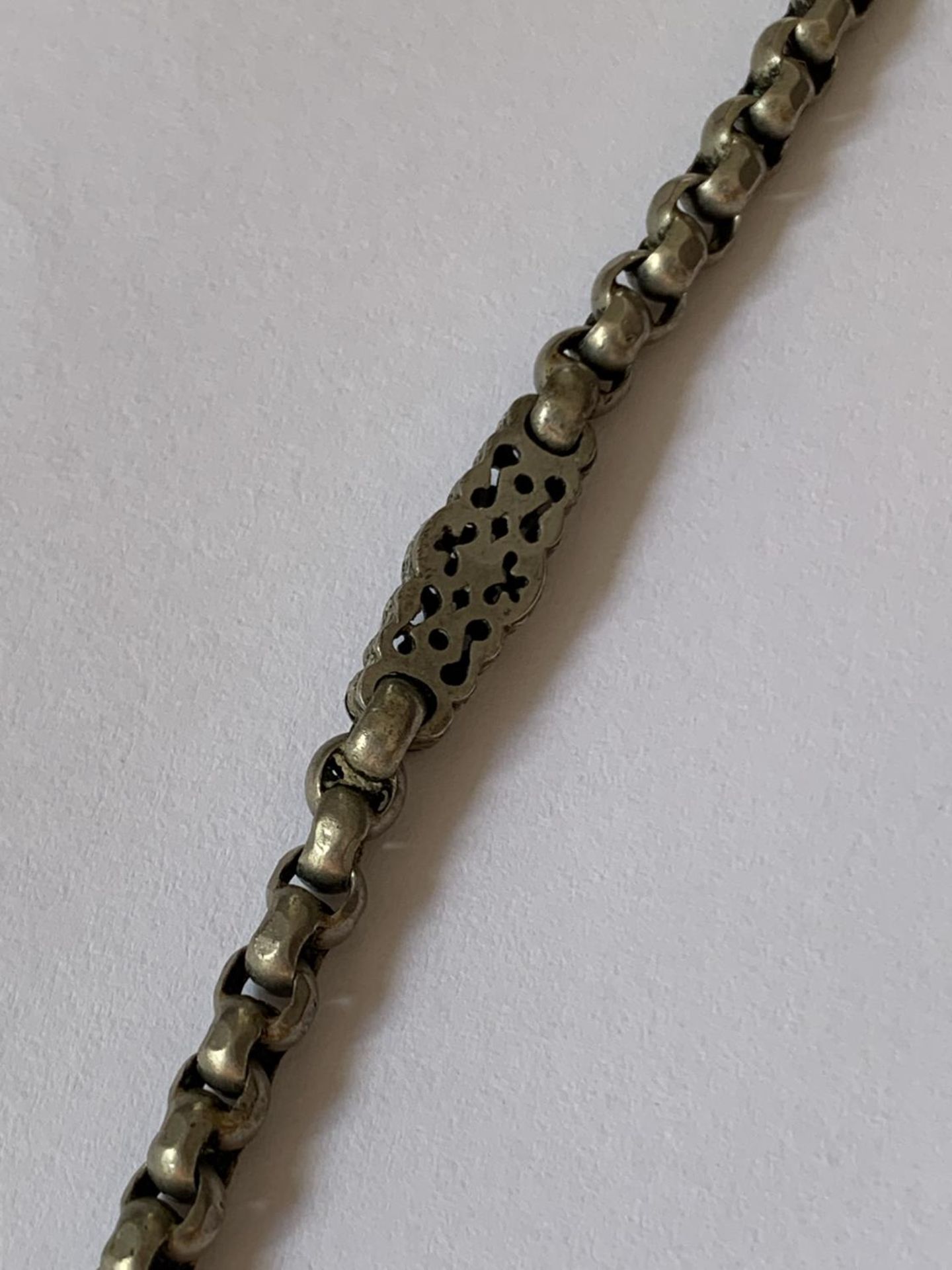 AN ORNATE HALF ALBERT WATCH CHAIN WITH FOB - Image 4 of 4